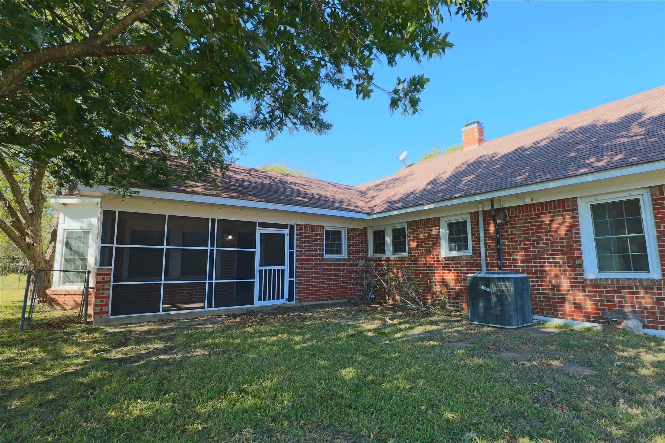 Single Family Residence For Sale in Freestone County , 1825 Fm 27 W, Wortham, Texas 76693, 3 Bedroom, 2 Bathroom, Garage spaces, 2,124 Sqft, built in 1939, mls#21106165, Real Estate Agent in Wortham, Homes For Sale in Freestone county, Homes For Sale in Wortham, Realtor in Wortham Texas, Real Estate Brokerage Independent Realty Texas, Luminita Cordes Realtor