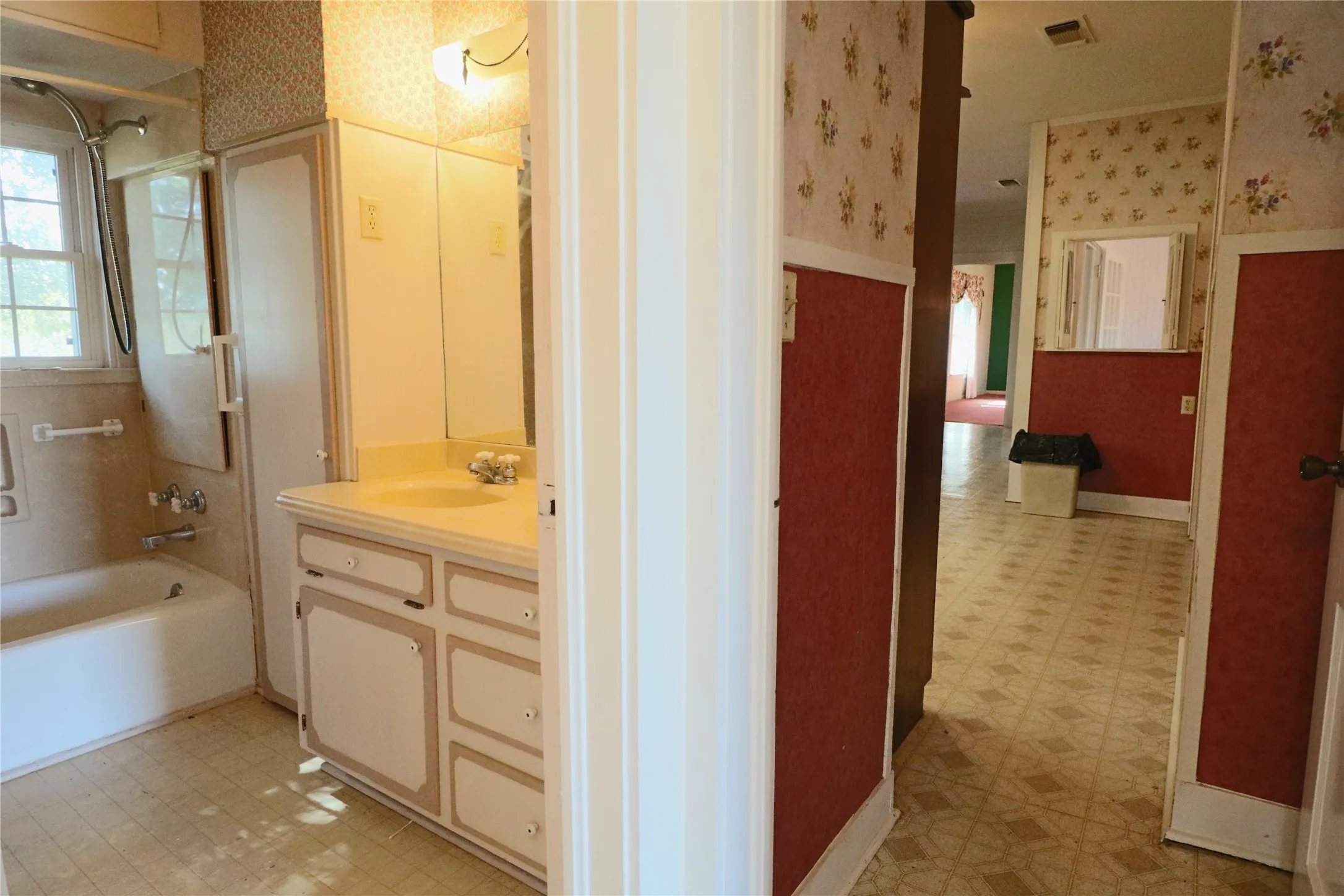 Single Family Residence For Sale in Freestone County , 1825 Fm 27 W, Wortham, Texas 76693, 3 Bedroom, 2 Bathroom, Garage spaces, 2,124 Sqft, built in 1939, mls#21106165, Real Estate Agent in Wortham, Homes For Sale in Freestone county, Homes For Sale in Wortham, Realtor in Wortham Texas, Real Estate Brokerage Independent Realty Texas, Luminita Cordes Realtor