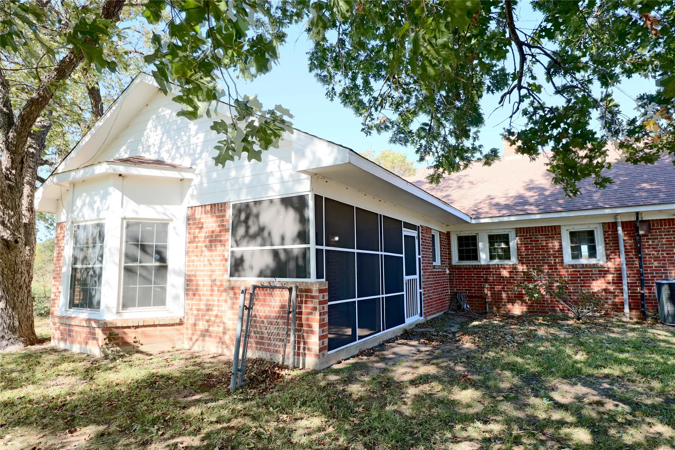 Single Family Residence For Sale in Freestone County , 1825 Fm 27 W, Wortham, Texas 76693, 3 Bedroom, 2 Bathroom, Garage spaces, 2,124 Sqft, built in 1939, mls#21106165, Real Estate Agent in Wortham, Homes For Sale in Freestone county, Homes For Sale in Wortham, Realtor in Wortham Texas, Real Estate Brokerage Independent Realty Texas, Luminita Cordes Realtor