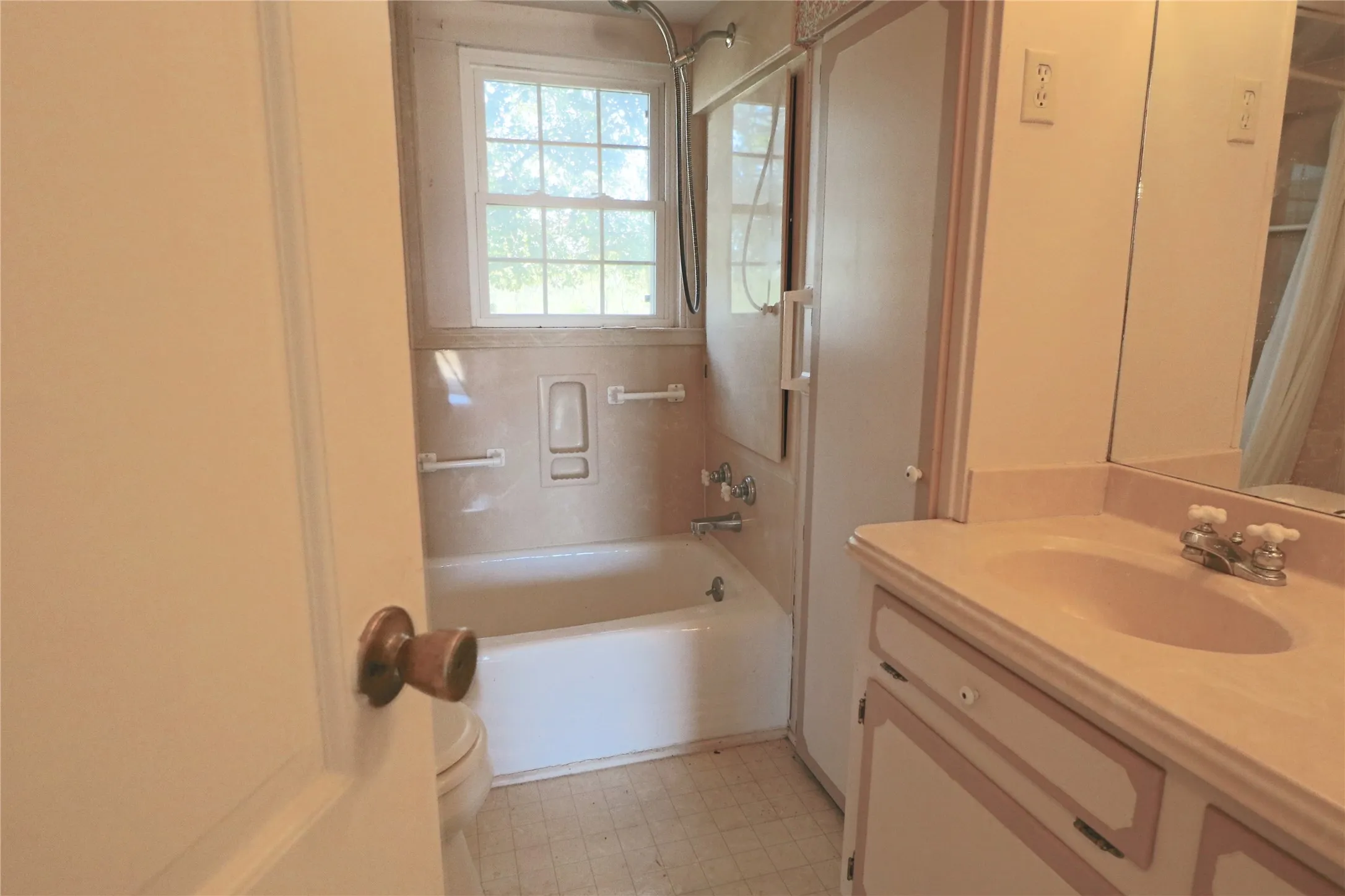 Single Family Residence For Sale in Freestone County , 1825 Fm 27 W, Wortham, Texas 76693, 3 Bedroom, 2 Bathroom, Garage spaces, 2,124 Sqft, built in 1939, mls#21106165, Real Estate Agent in Wortham, Homes For Sale in Freestone county, Homes For Sale in Wortham, Realtor in Wortham Texas, Real Estate Brokerage Independent Realty Texas, Luminita Cordes Realtor