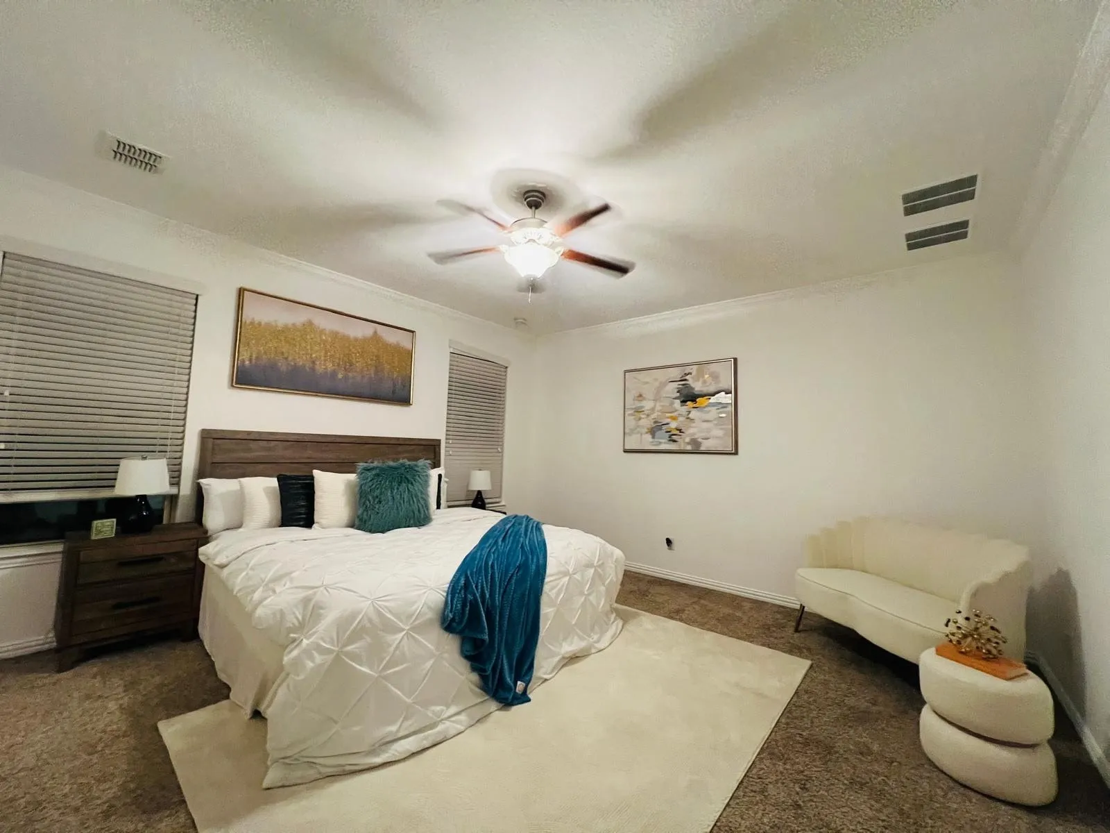 Large owner&#039;s retreat with en suite bathroom