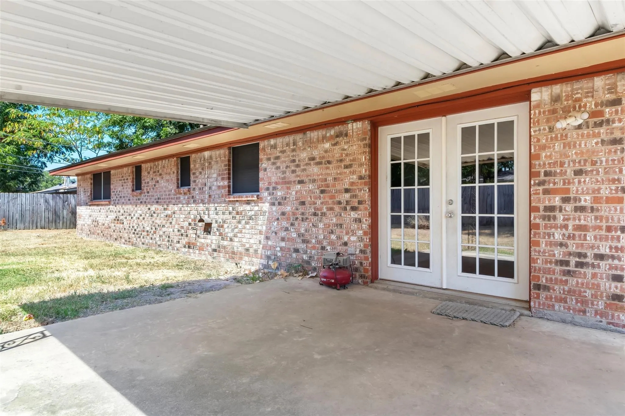 Single Family Residence For Sale in Freestone County , 406 Chumney Drive, Teague, Texas 75860, 3 Bedroom, 2 Bathroom, Garage spaces, 2,100 Sqft, built in 1975, Preowned, mls#21102784, Real Estate Agent in Teague, Homes For Sale in Freestone county, Homes For Sale in Teague, Realtor in Teague Texas, Real Estate Brokerage Independent Realty Texas, Luminita Cordes Realtor