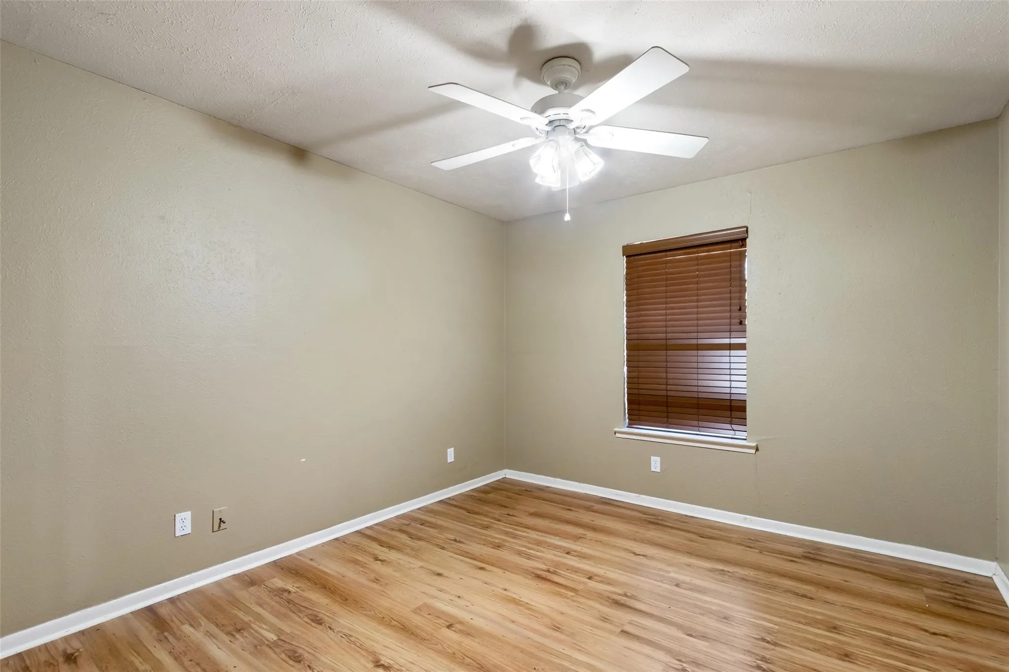 Single Family Residence For Sale in Freestone County , 406 Chumney Drive, Teague, Texas 75860, 3 Bedroom, 2 Bathroom, Garage spaces, 2,100 Sqft, built in 1975, Preowned, mls#21102784, Real Estate Agent in Teague, Homes For Sale in Freestone county, Homes For Sale in Teague, Realtor in Teague Texas, Real Estate Brokerage Independent Realty Texas, Luminita Cordes Realtor
