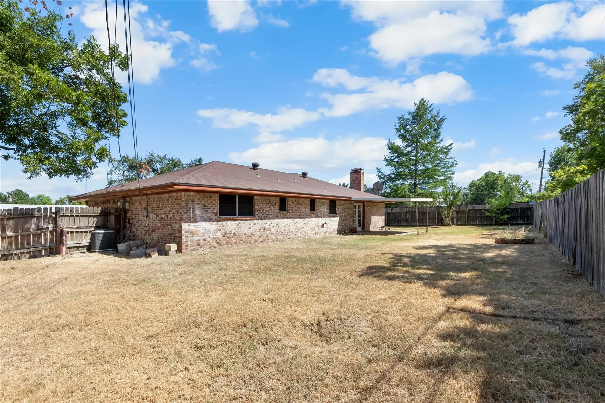 Single Family Residence For Sale in Freestone County , 406 Chumney Drive, Teague, Texas 75860, 3 Bedroom, 2 Bathroom, Garage spaces, 2,100 Sqft, built in 1975, Preowned, mls#21102784, Real Estate Agent in Teague, Homes For Sale in Freestone county, Homes For Sale in Teague, Realtor in Teague Texas, Real Estate Brokerage Independent Realty Texas, Luminita Cordes Realtor