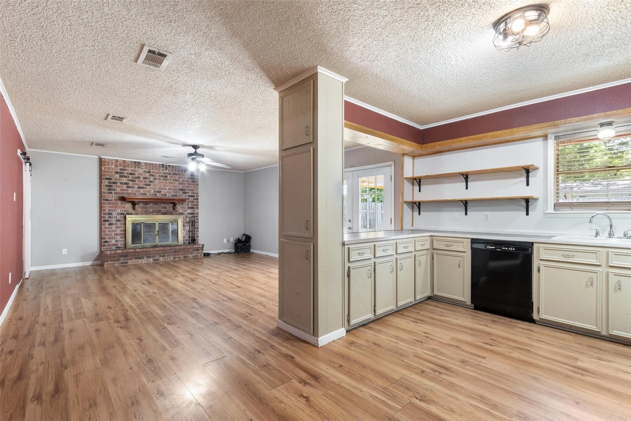Single Family Residence For Sale in Freestone County , 406 Chumney Drive, Teague, Texas 75860, 3 Bedroom, 2 Bathroom, Garage spaces, 2,100 Sqft, built in 1975, Preowned, mls#21102784, Real Estate Agent in Teague, Homes For Sale in Freestone county, Homes For Sale in Teague, Realtor in Teague Texas, Real Estate Brokerage Independent Realty Texas, Luminita Cordes Realtor