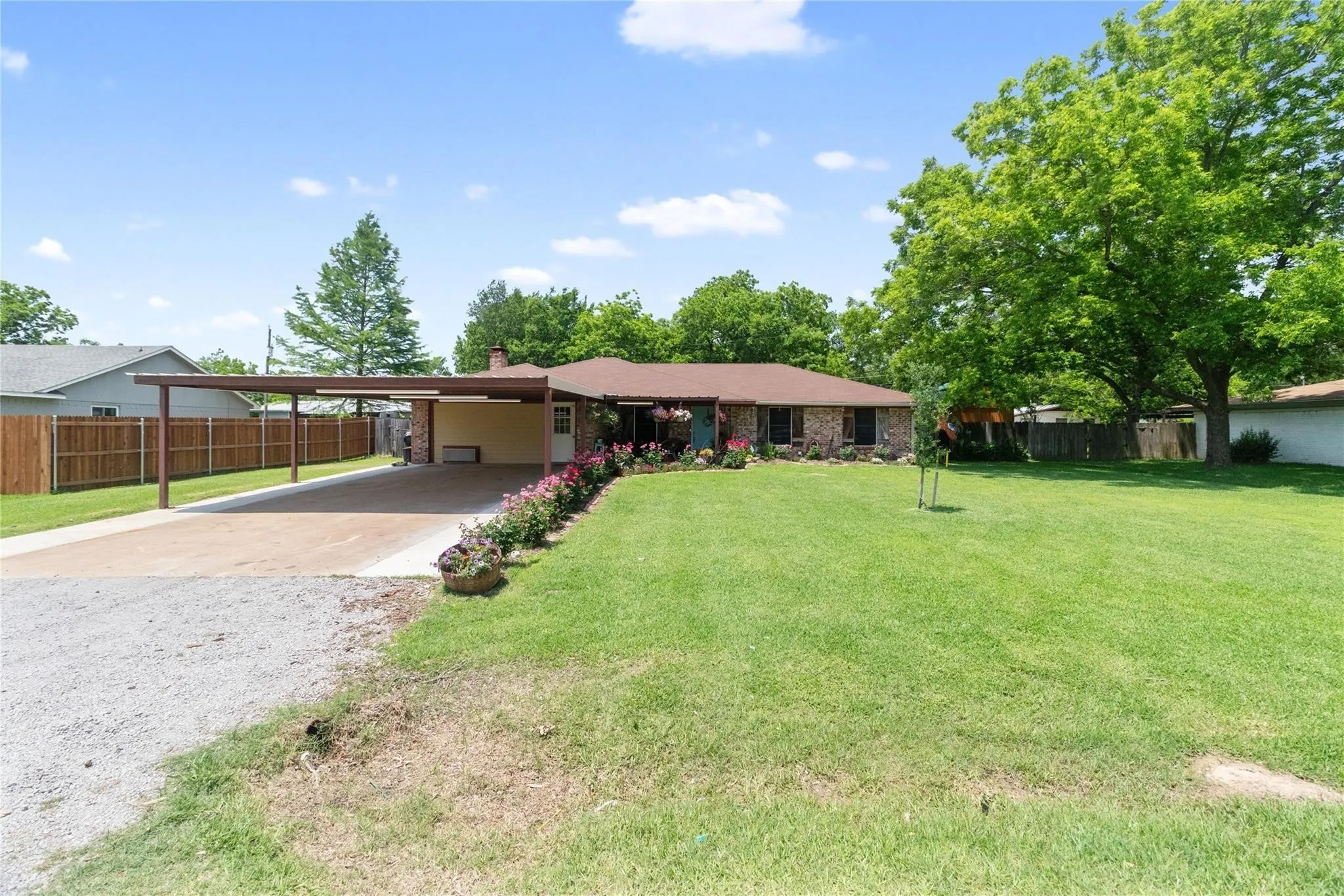 Single Family Residence For Sale in Freestone County , 406 Chumney Drive, Teague, Texas 75860, 3 Bedroom, 2 Bathroom, Garage spaces, 2,100 Sqft, built in 1975, Preowned, mls#21102784, Real Estate Agent in Teague, Homes For Sale in Freestone county, Homes For Sale in Teague, Realtor in Teague Texas, Real Estate Brokerage Independent Realty Texas, Luminita Cordes Realtor
