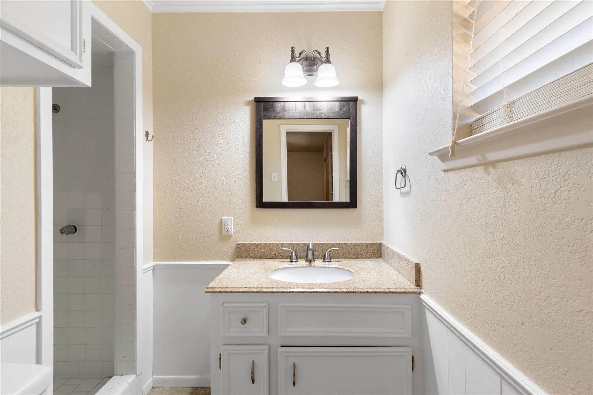 Single Family Residence For Sale in Freestone County , 406 Chumney Drive, Teague, Texas 75860, 3 Bedroom, 2 Bathroom, Garage spaces, 2,100 Sqft, built in 1975, Preowned, mls#21102784, Real Estate Agent in Teague, Homes For Sale in Freestone county, Homes For Sale in Teague, Realtor in Teague Texas, Real Estate Brokerage Independent Realty Texas, Luminita Cordes Realtor