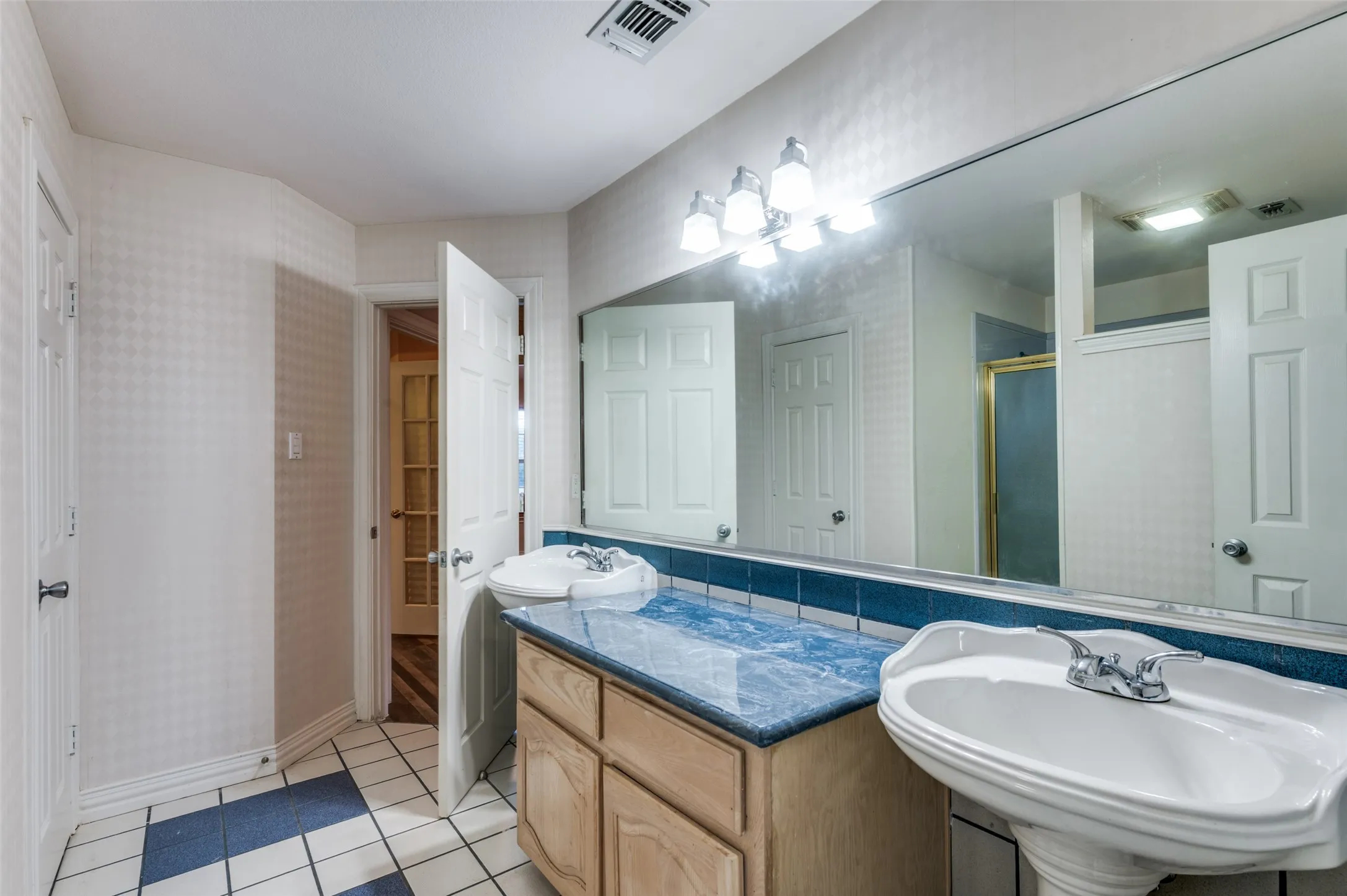 Jack & Jill upstairs bathroom with separate sinks, GREAT for kiddos getting ready for school!