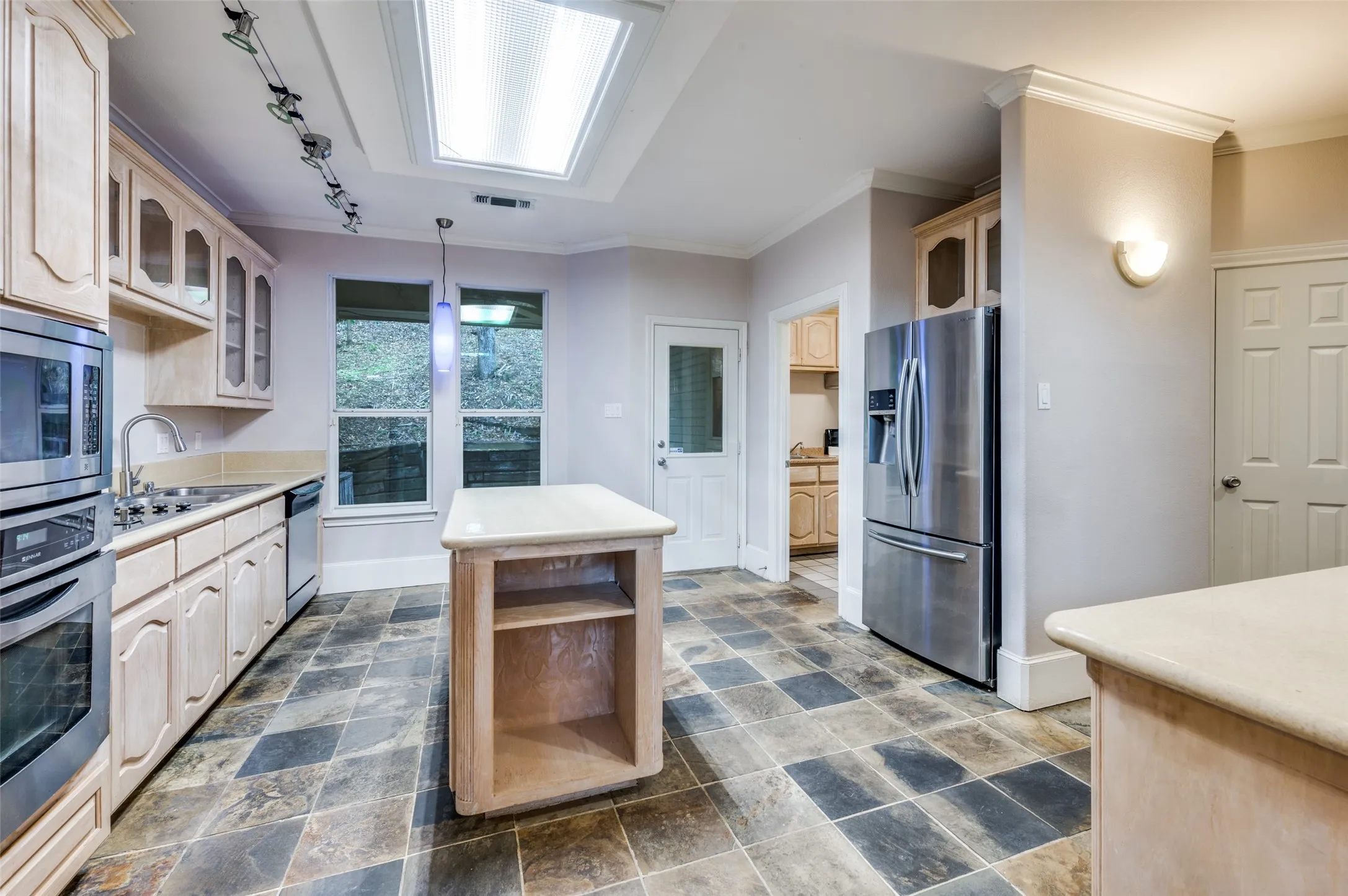 So much space in this chef's kitchen.  Room for the whole family to join in the meal prep!