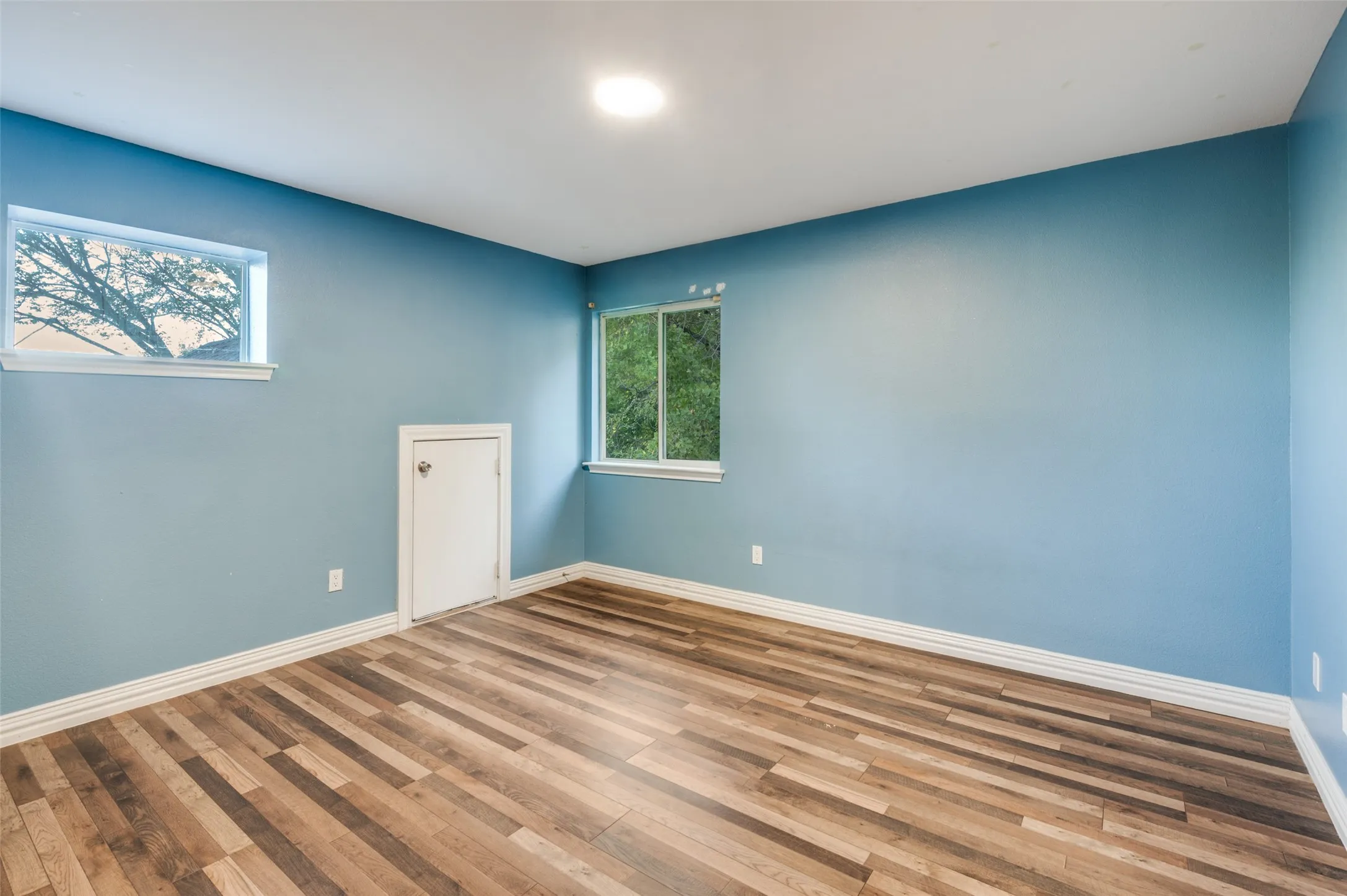Very nice sized upstairs bedroom!