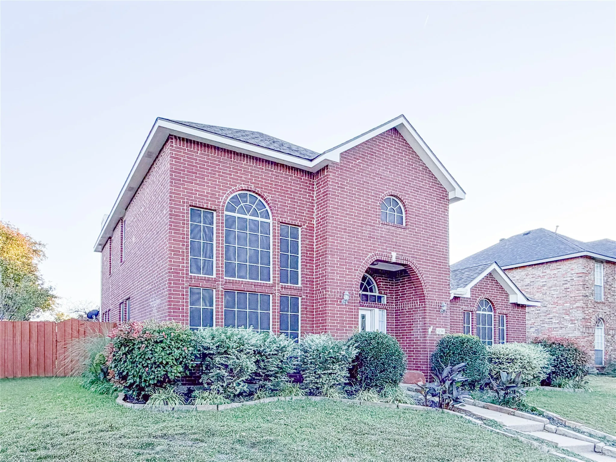 Single Family Residence For Sale in Denton County , 1236 Whitehorse Drive, Lewisville, Texas 75077, 3 Bedroom, 3 Bathroom, 2 Garage spaces, 2,408 Sqft, built in 1995, mls#21106517, Real Estate Agent in Lewisville, Homes For Sale in Denton county, Homes For Sale in Lewisville, Realtor in Lewisville Texas, Real Estate Brokerage Independent Realty Texas, Luminita Cordes Realtor