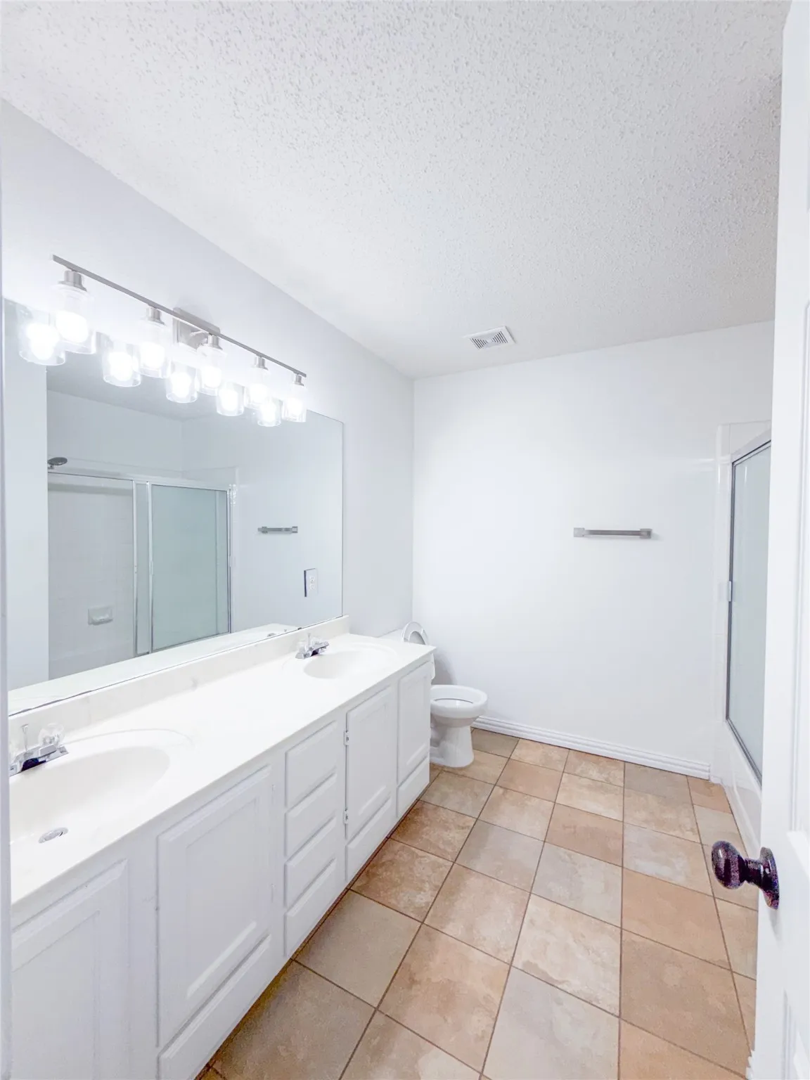 Single Family Residence For Sale in Denton County , 1236 Whitehorse Drive, Lewisville, Texas 75077, 3 Bedroom, 3 Bathroom, 2 Garage spaces, 2,408 Sqft, built in 1995, mls#21106517, Real Estate Agent in Lewisville, Homes For Sale in Denton county, Homes For Sale in Lewisville, Realtor in Lewisville Texas, Real Estate Brokerage Independent Realty Texas, Luminita Cordes Realtor