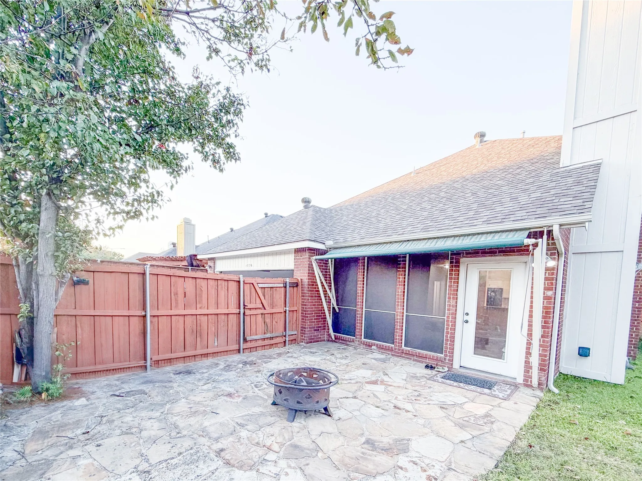 Single Family Residence For Sale in Denton County , 1236 Whitehorse Drive, Lewisville, Texas 75077, 3 Bedroom, 3 Bathroom, 2 Garage spaces, 2,408 Sqft, built in 1995, mls#21106517, Real Estate Agent in Lewisville, Homes For Sale in Denton county, Homes For Sale in Lewisville, Realtor in Lewisville Texas, Real Estate Brokerage Independent Realty Texas, Luminita Cordes Realtor