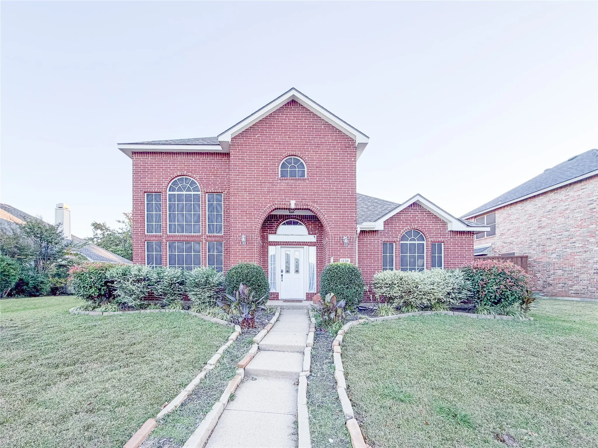 Single Family Residence For Sale in Denton County , 1236 Whitehorse Drive, Lewisville, Texas 75077, 3 Bedroom, 3 Bathroom, 2 Garage spaces, 2,408 Sqft, built in 1995, mls#21106517, Real Estate Agent in Lewisville, Homes For Sale in Denton county, Homes For Sale in Lewisville, Realtor in Lewisville Texas, Real Estate Brokerage Independent Realty Texas, Luminita Cordes Realtor