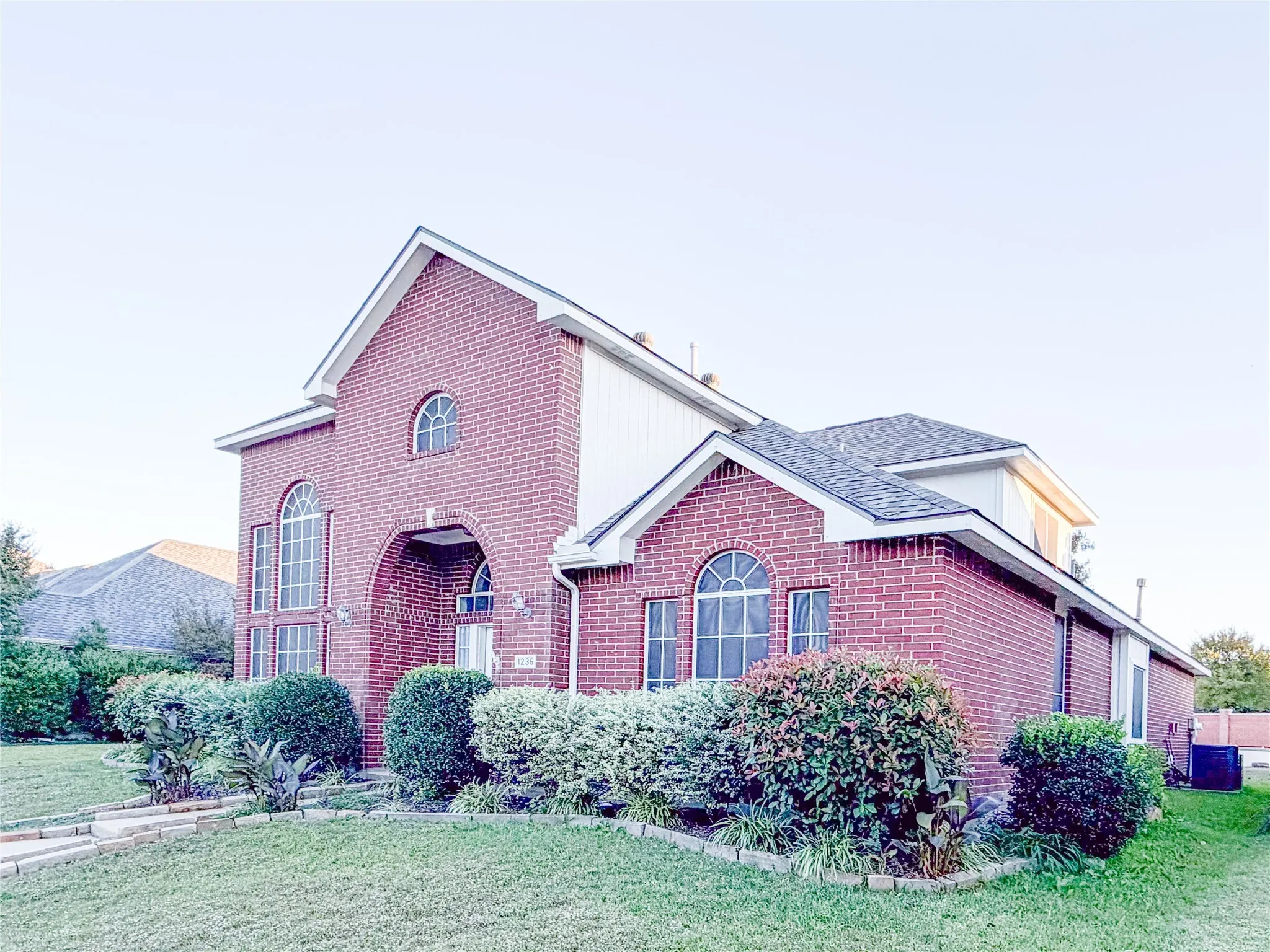 Single Family Residence For Sale in Denton County , 1236 Whitehorse Drive, Lewisville, Texas 75077, 3 Bedroom, 3 Bathroom, 2 Garage spaces, 2,408 Sqft, built in 1995, mls#21106517, Real Estate Agent in Lewisville, Homes For Sale in Denton county, Homes For Sale in Lewisville, Realtor in Lewisville Texas, Real Estate Brokerage Independent Realty Texas, Luminita Cordes Realtor