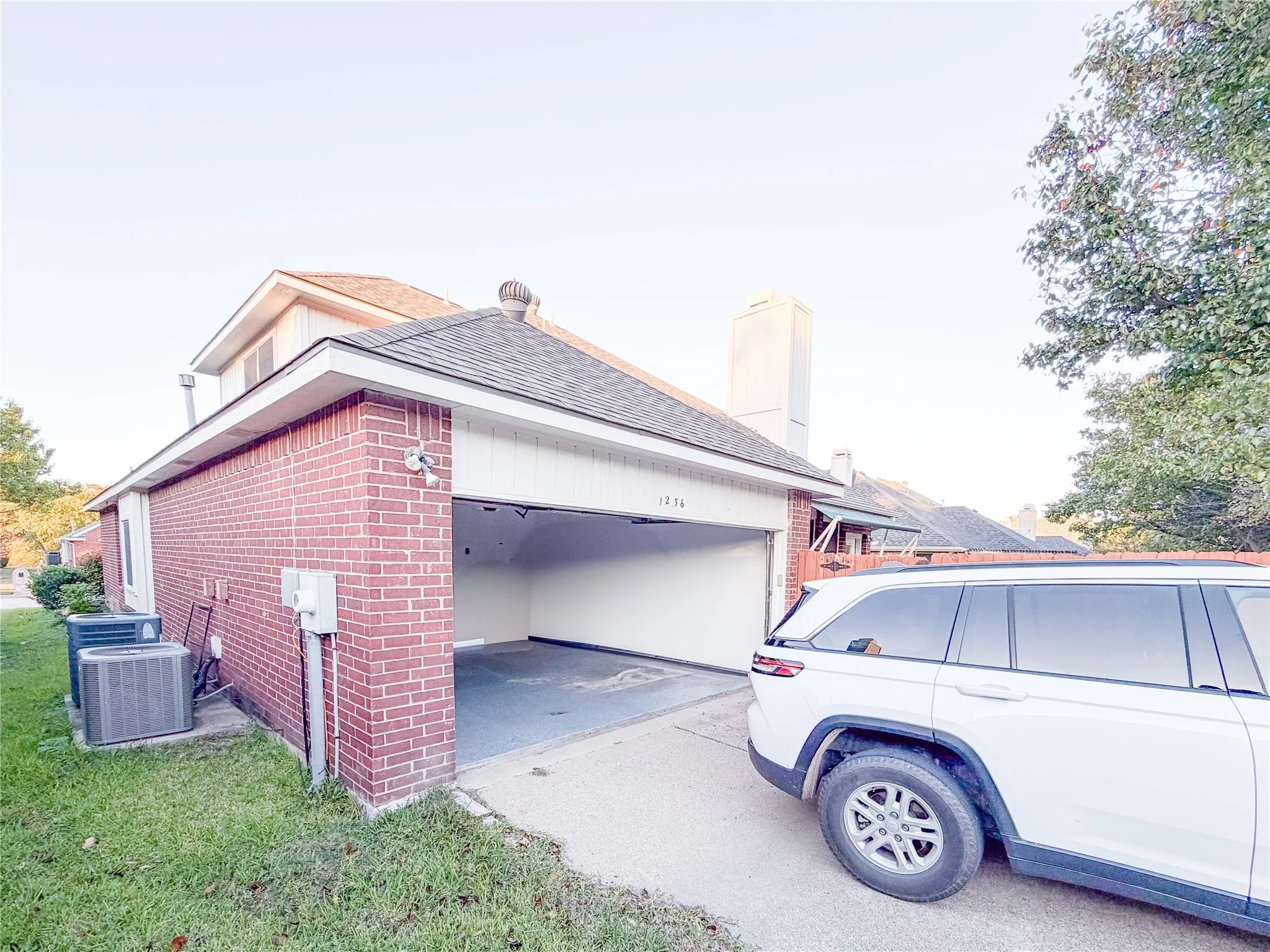 Single Family Residence For Sale in Denton County , 1236 Whitehorse Drive, Lewisville, Texas 75077, 3 Bedroom, 3 Bathroom, 2 Garage spaces, 2,408 Sqft, built in 1995, mls#21106517, Real Estate Agent in Lewisville, Homes For Sale in Denton county, Homes For Sale in Lewisville, Realtor in Lewisville Texas, Real Estate Brokerage Independent Realty Texas, Luminita Cordes Realtor