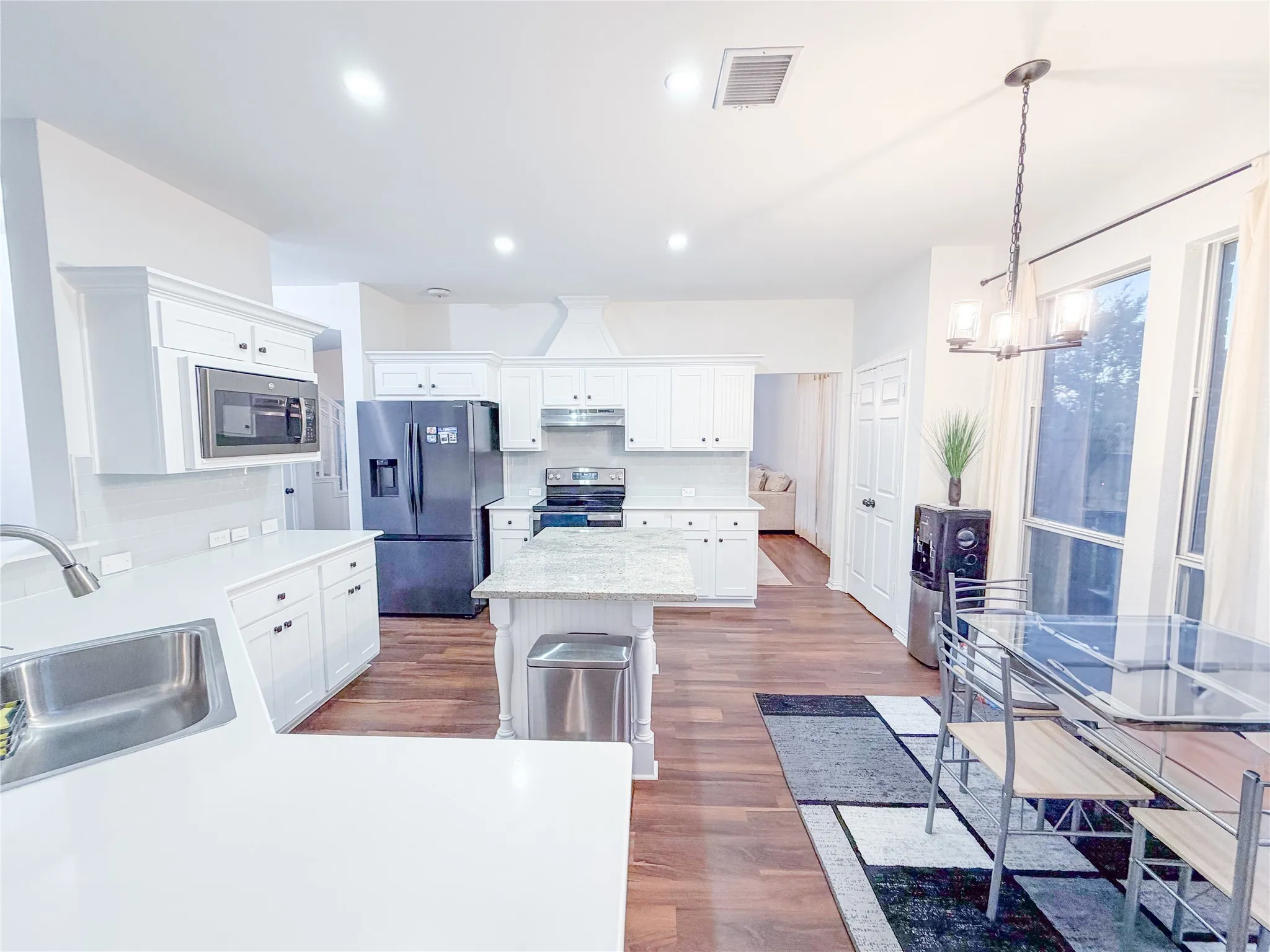 Single Family Residence For Sale in Denton County , 1236 Whitehorse Drive, Lewisville, Texas 75077, 3 Bedroom, 3 Bathroom, 2 Garage spaces, 2,408 Sqft, built in 1995, mls#21106517, Real Estate Agent in Lewisville, Homes For Sale in Denton county, Homes For Sale in Lewisville, Realtor in Lewisville Texas, Real Estate Brokerage Independent Realty Texas, Luminita Cordes Realtor