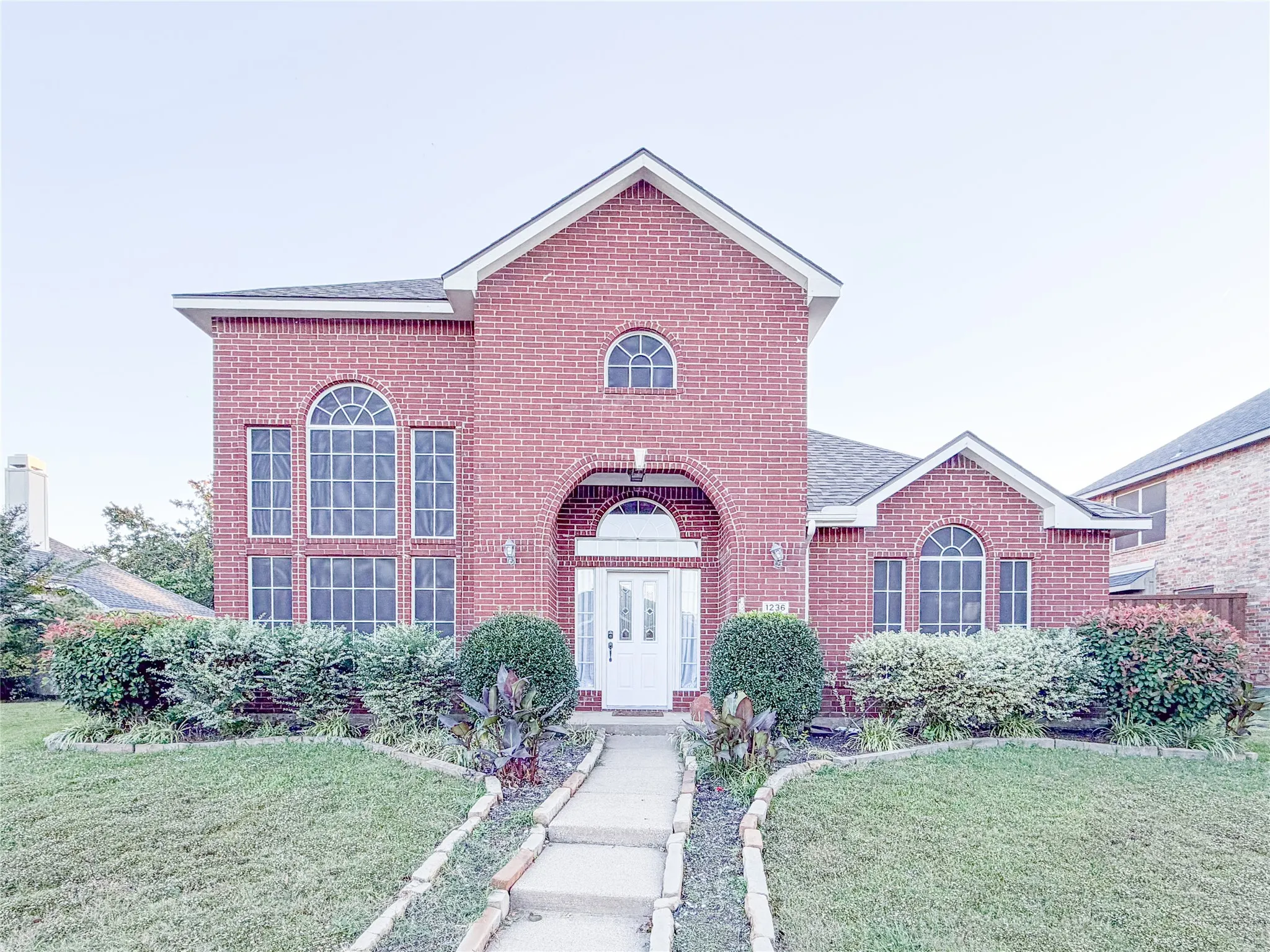 Single Family Residence For Sale in Denton County , 1236 Whitehorse Drive, Lewisville, Texas 75077, 3 Bedroom, 3 Bathroom, 2 Garage spaces, 2,408 Sqft, built in 1995, mls#21106517, Real Estate Agent in Lewisville, Homes For Sale in Denton county, Homes For Sale in Lewisville, Realtor in Lewisville Texas, Real Estate Brokerage Independent Realty Texas, Luminita Cordes Realtor