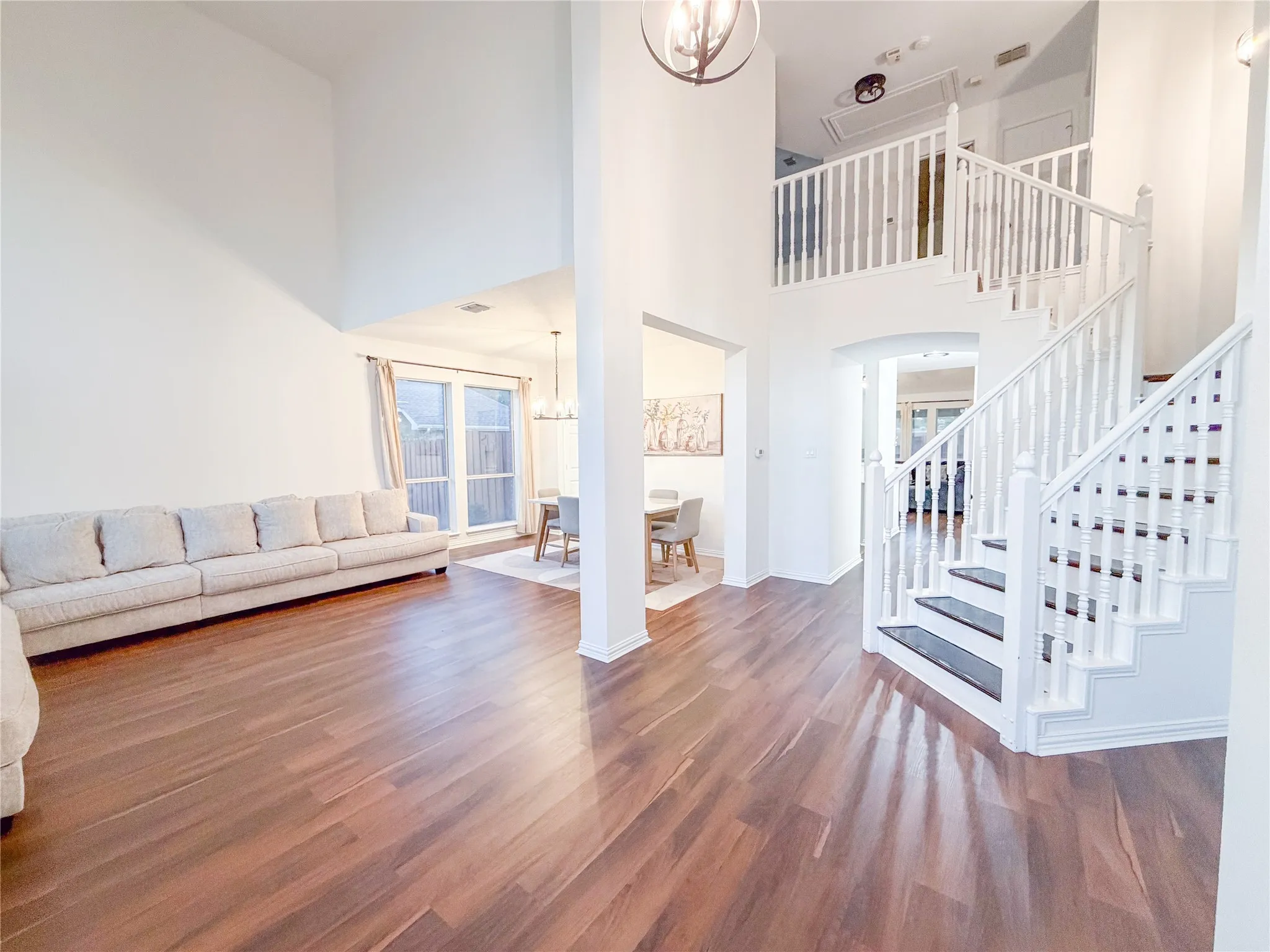 Single Family Residence For Sale in Denton County , 1236 Whitehorse Drive, Lewisville, Texas 75077, 3 Bedroom, 3 Bathroom, 2 Garage spaces, 2,408 Sqft, built in 1995, mls#21106517, Real Estate Agent in Lewisville, Homes For Sale in Denton county, Homes For Sale in Lewisville, Realtor in Lewisville Texas, Real Estate Brokerage Independent Realty Texas, Luminita Cordes Realtor