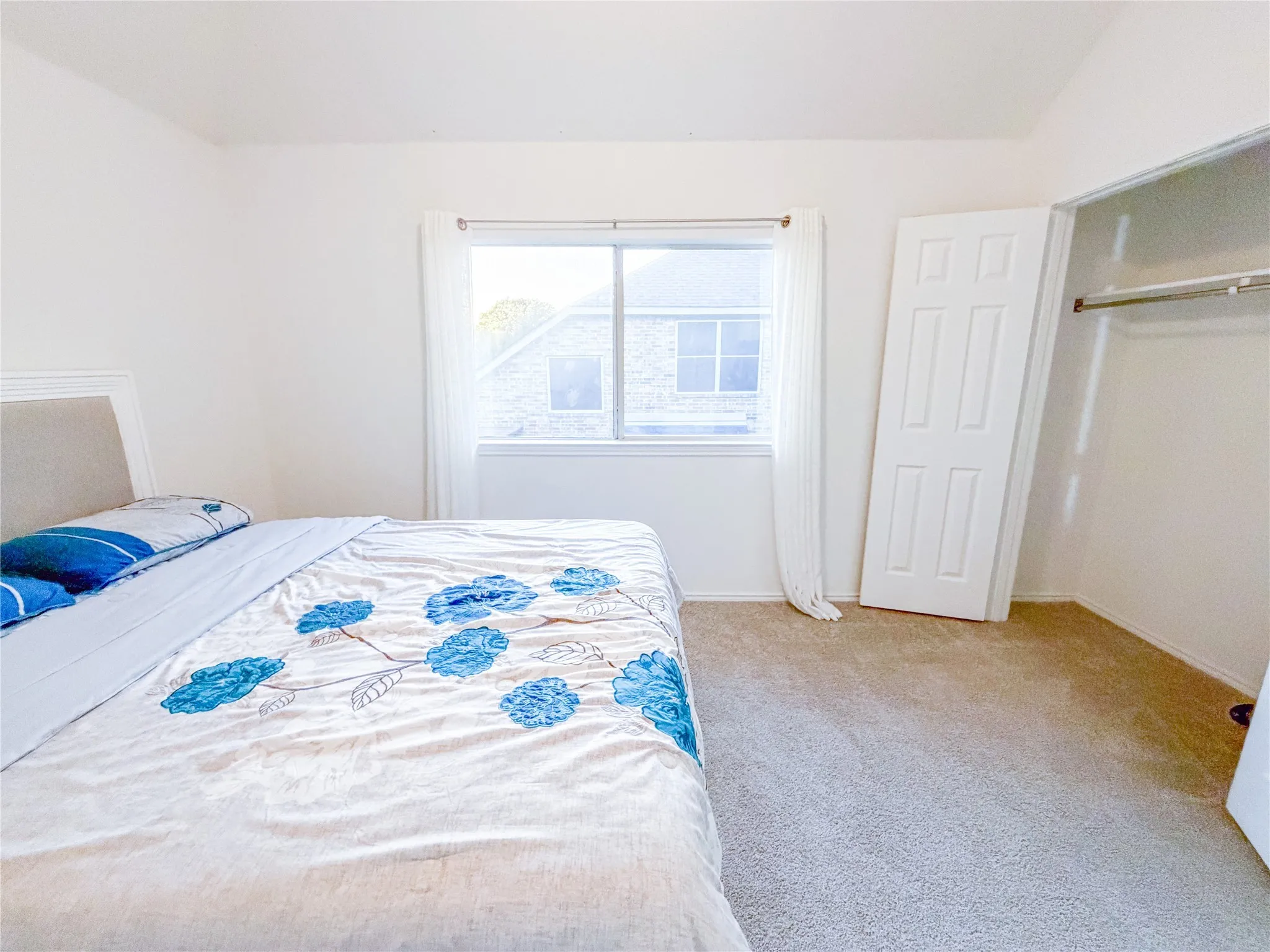 Single Family Residence For Sale in Denton County , 1236 Whitehorse Drive, Lewisville, Texas 75077, 3 Bedroom, 3 Bathroom, 2 Garage spaces, 2,408 Sqft, built in 1995, mls#21106517, Real Estate Agent in Lewisville, Homes For Sale in Denton county, Homes For Sale in Lewisville, Realtor in Lewisville Texas, Real Estate Brokerage Independent Realty Texas, Luminita Cordes Realtor