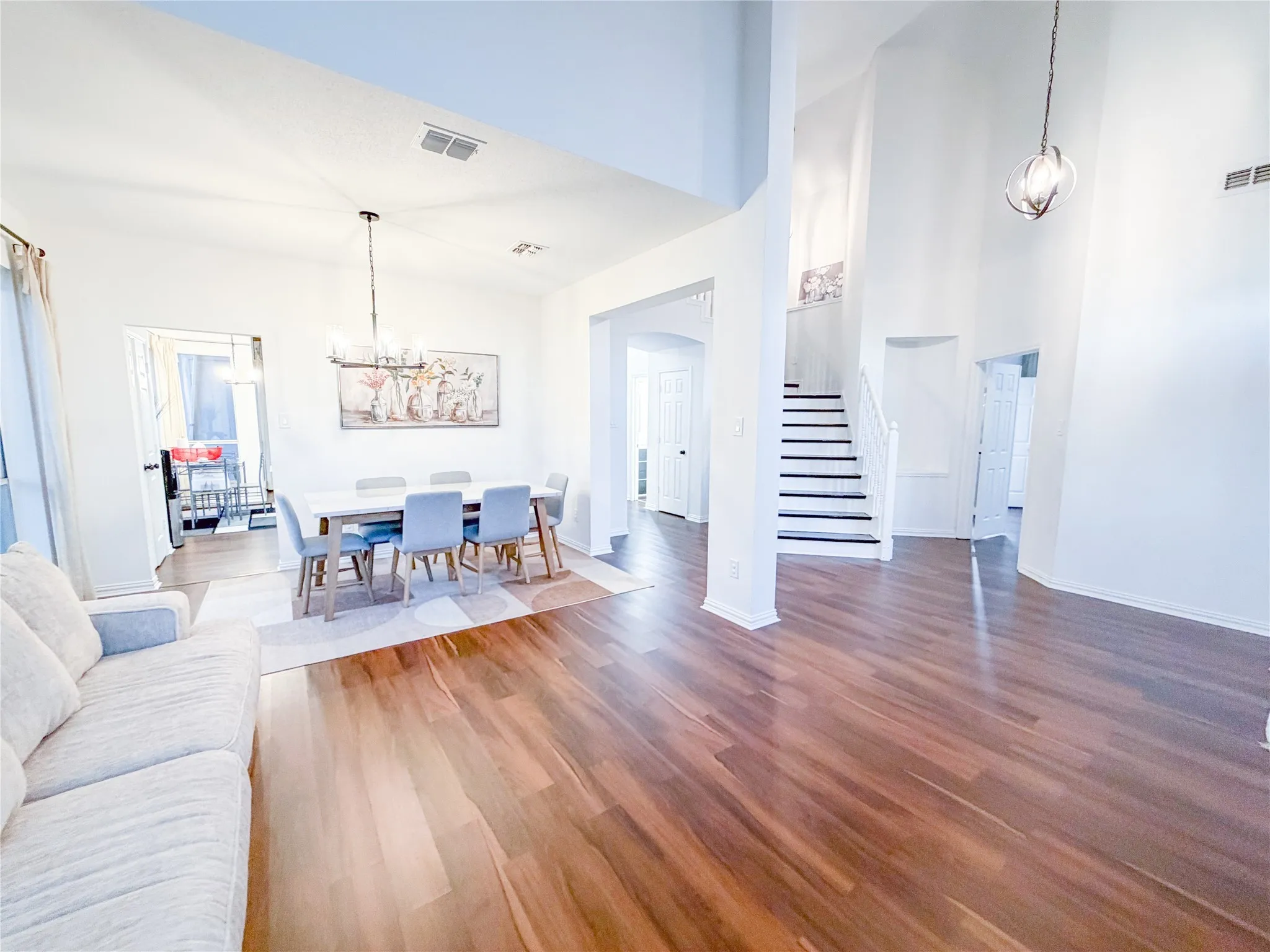 Single Family Residence For Sale in Denton County , 1236 Whitehorse Drive, Lewisville, Texas 75077, 3 Bedroom, 3 Bathroom, 2 Garage spaces, 2,408 Sqft, built in 1995, mls#21106517, Real Estate Agent in Lewisville, Homes For Sale in Denton county, Homes For Sale in Lewisville, Realtor in Lewisville Texas, Real Estate Brokerage Independent Realty Texas, Luminita Cordes Realtor
