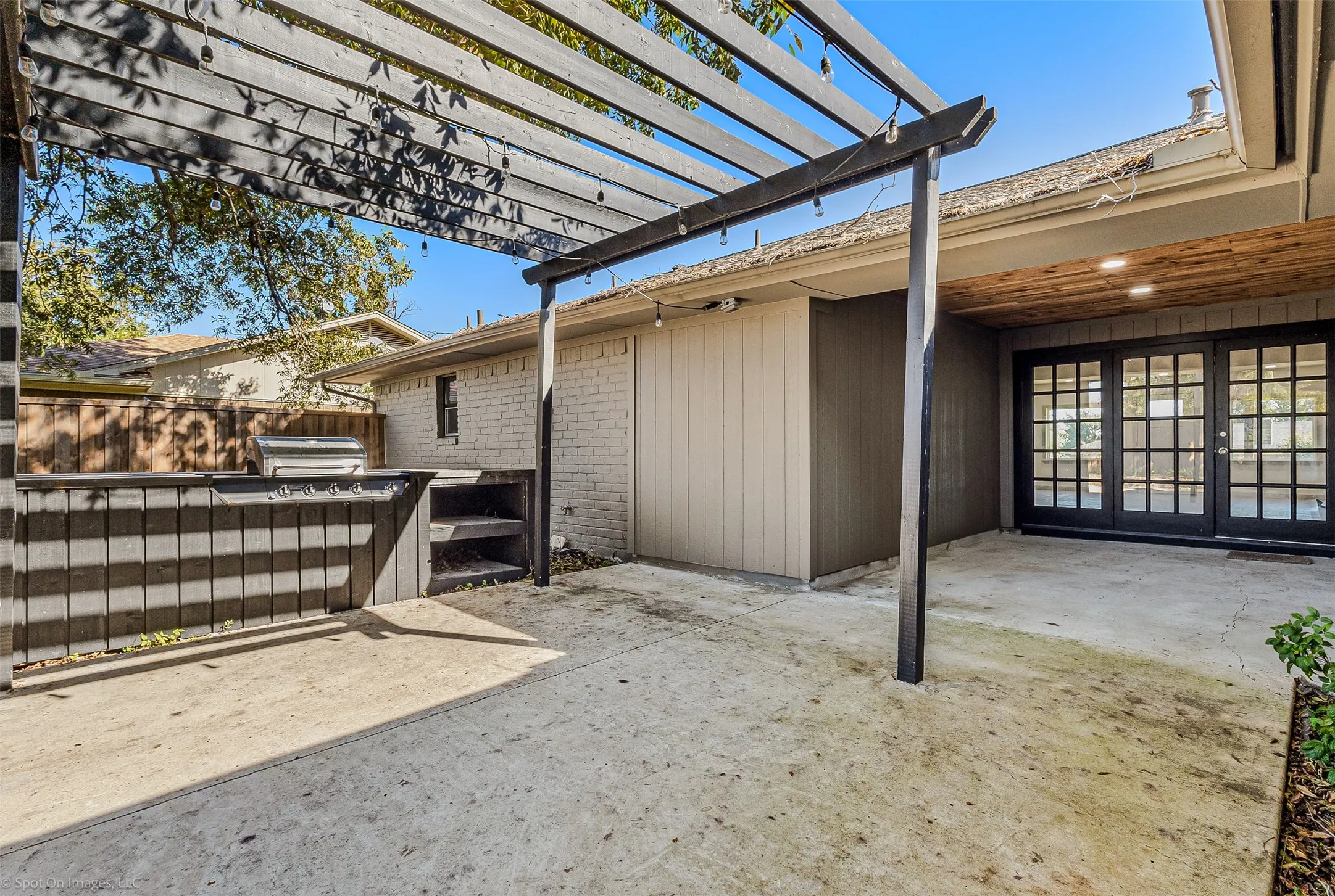 Single Family Residence For Sale in Dallas County , 1301 Pecan Valley Drive, Garland, Texas 75043, 4 Bedroom, 2 Bathroom, 2 Garage spaces, 2,426 Sqft, built in 1972, Preowned, mls#21106612, Real Estate Agent in Garland, Homes For Sale in Dallas county, Homes For Sale in Garland, Realtor in Garland Texas, Real Estate Brokerage Independent Realty Texas, Luminita Cordes Realtor