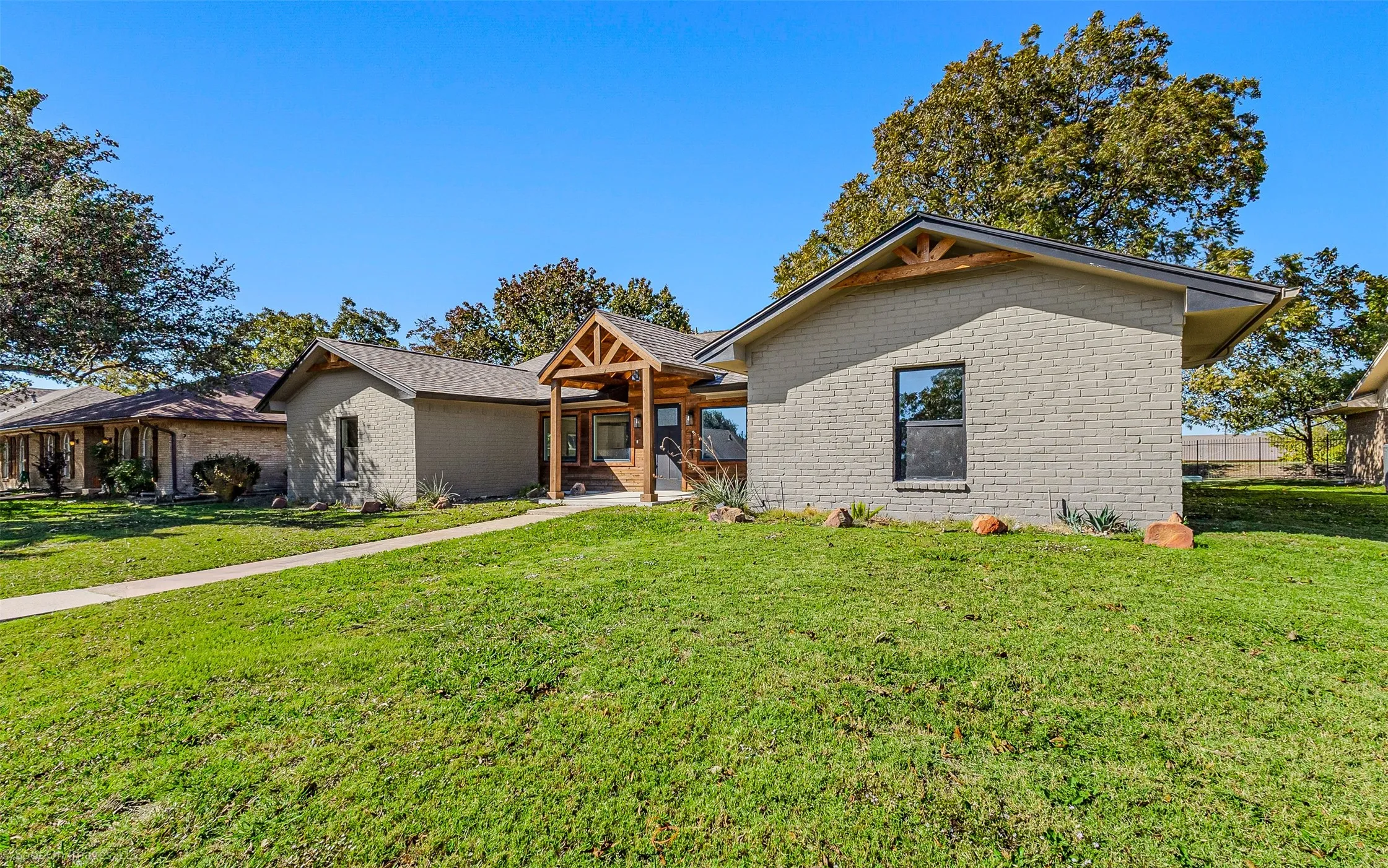 Single Family Residence For Sale in Dallas County , 1301 Pecan Valley Drive, Garland, Texas 75043, 4 Bedroom, 2 Bathroom, 2 Garage spaces, 2,426 Sqft, built in 1972, Preowned, mls#21106612, Real Estate Agent in Garland, Homes For Sale in Dallas county, Homes For Sale in Garland, Realtor in Garland Texas, Real Estate Brokerage Independent Realty Texas, Luminita Cordes Realtor