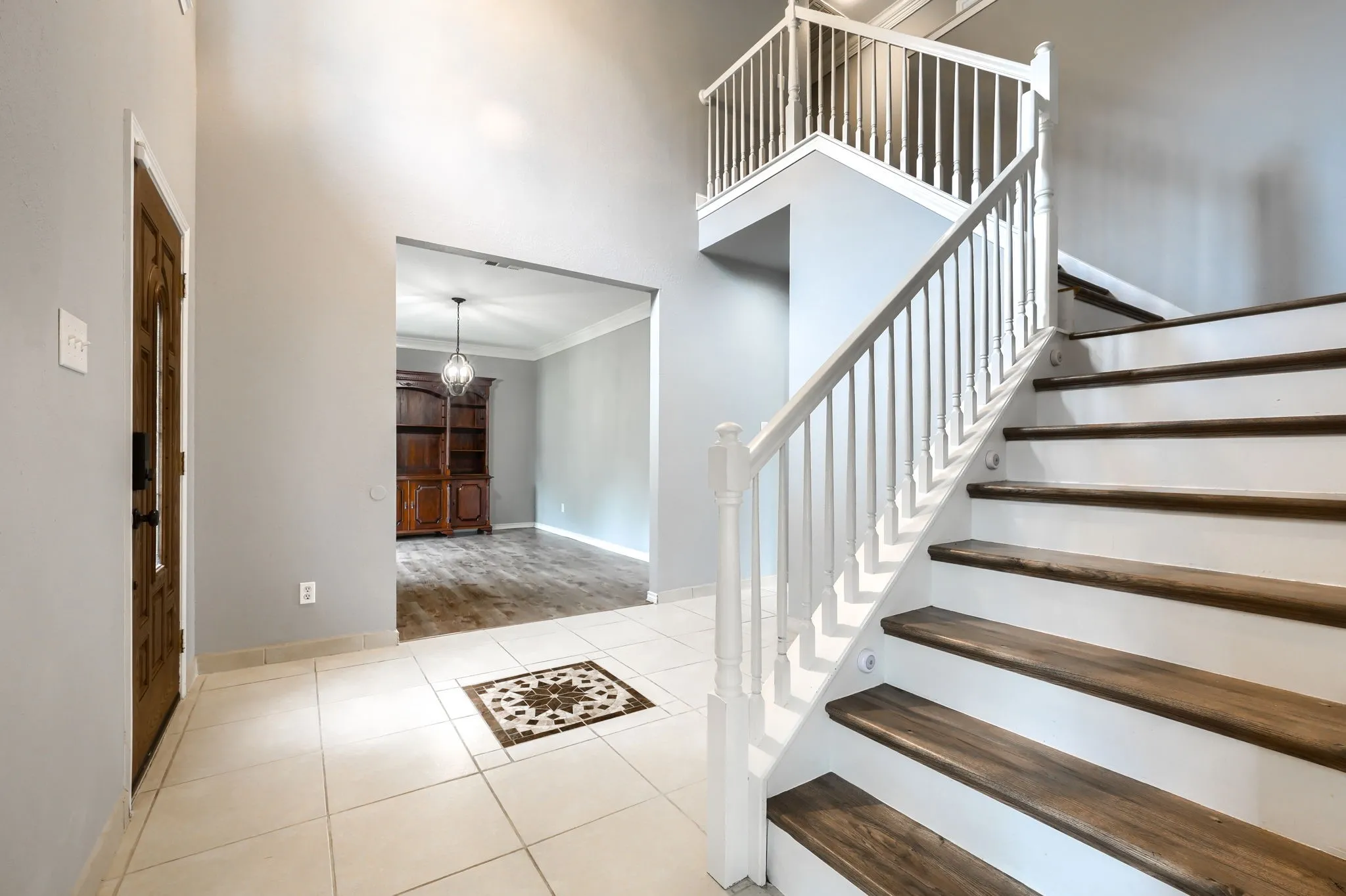 Single Family Residence For Sale in Dallas County , 2309 York Court, Carrollton, Texas 75006, 4 Bedroom, 3 Bathroom, 2 Garage spaces, 2,507 Sqft, built in 1993, Preowned, mls#21105478, Real Estate Agent in Carrollton, Homes For Sale in Dallas county, Homes For Sale in Carrollton, Realtor in Carrollton Texas, Real Estate Brokerage Independent Realty Texas, Luminita Cordes Realtor