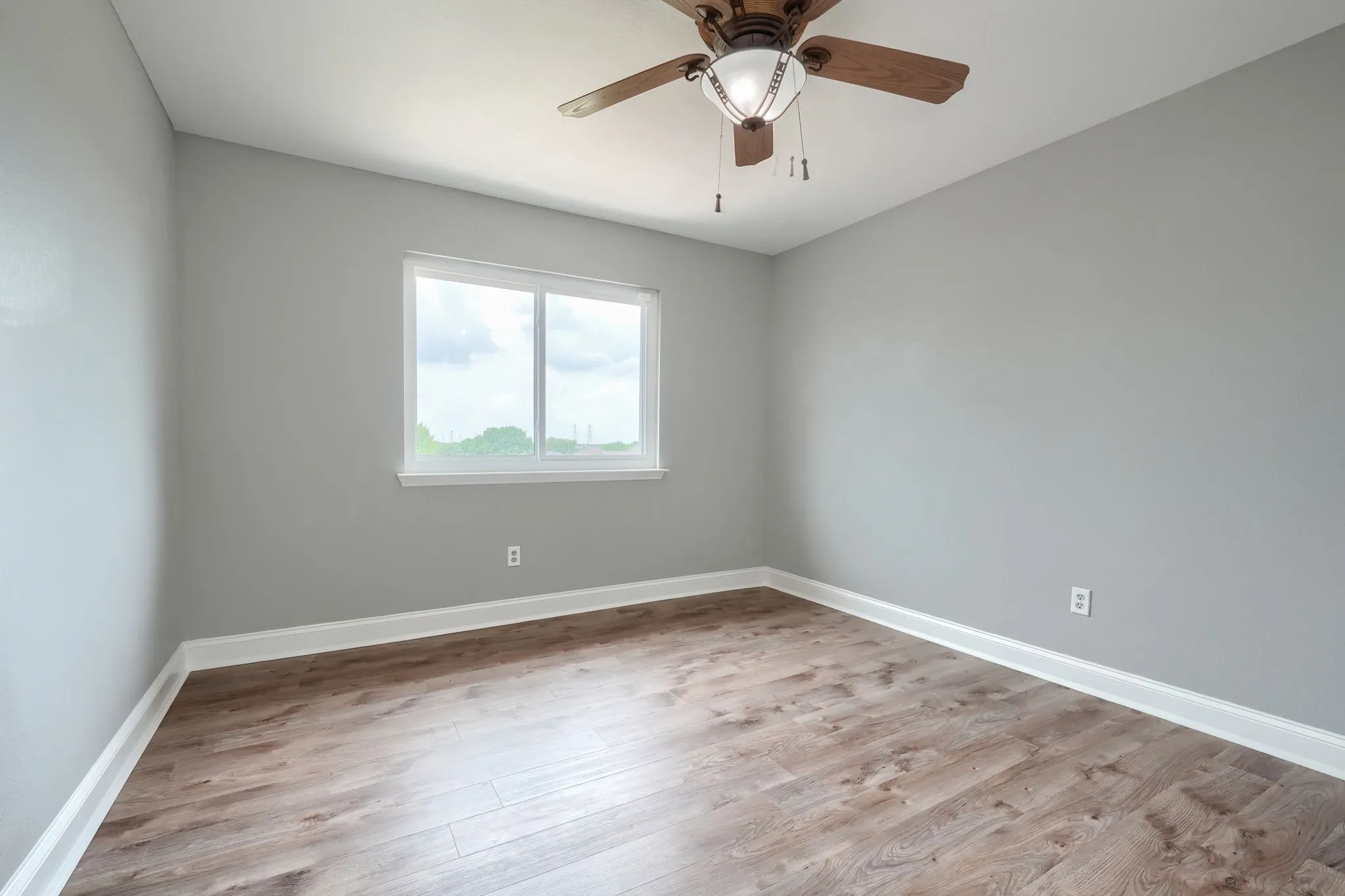 Single Family Residence For Sale in Dallas County , 2309 York Court, Carrollton, Texas 75006, 4 Bedroom, 3 Bathroom, 2 Garage spaces, 2,507 Sqft, built in 1993, Preowned, mls#21105478, Real Estate Agent in Carrollton, Homes For Sale in Dallas county, Homes For Sale in Carrollton, Realtor in Carrollton Texas, Real Estate Brokerage Independent Realty Texas, Luminita Cordes Realtor