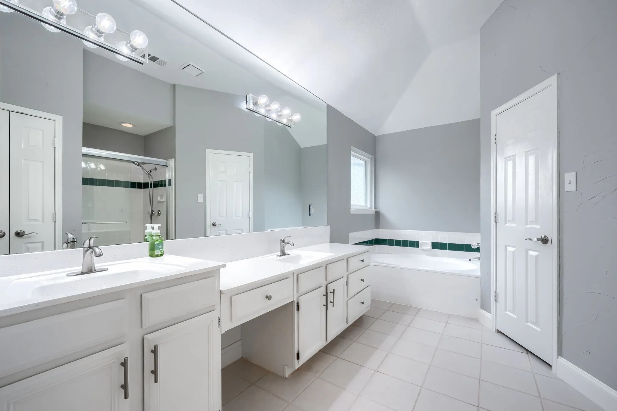 Single Family Residence For Sale in Dallas County , 2309 York Court, Carrollton, Texas 75006, 4 Bedroom, 3 Bathroom, 2 Garage spaces, 2,507 Sqft, built in 1993, Preowned, mls#21105478, Real Estate Agent in Carrollton, Homes For Sale in Dallas county, Homes For Sale in Carrollton, Realtor in Carrollton Texas, Real Estate Brokerage Independent Realty Texas, Luminita Cordes Realtor