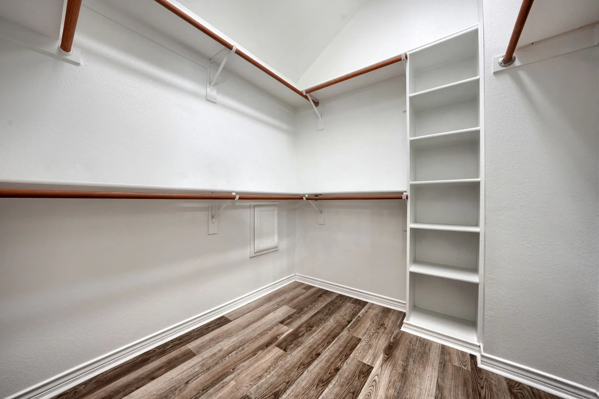 Single Family Residence For Sale in Dallas County , 2309 York Court, Carrollton, Texas 75006, 4 Bedroom, 3 Bathroom, 2 Garage spaces, 2,507 Sqft, built in 1993, Preowned, mls#21105478, Real Estate Agent in Carrollton, Homes For Sale in Dallas county, Homes For Sale in Carrollton, Realtor in Carrollton Texas, Real Estate Brokerage Independent Realty Texas, Luminita Cordes Realtor