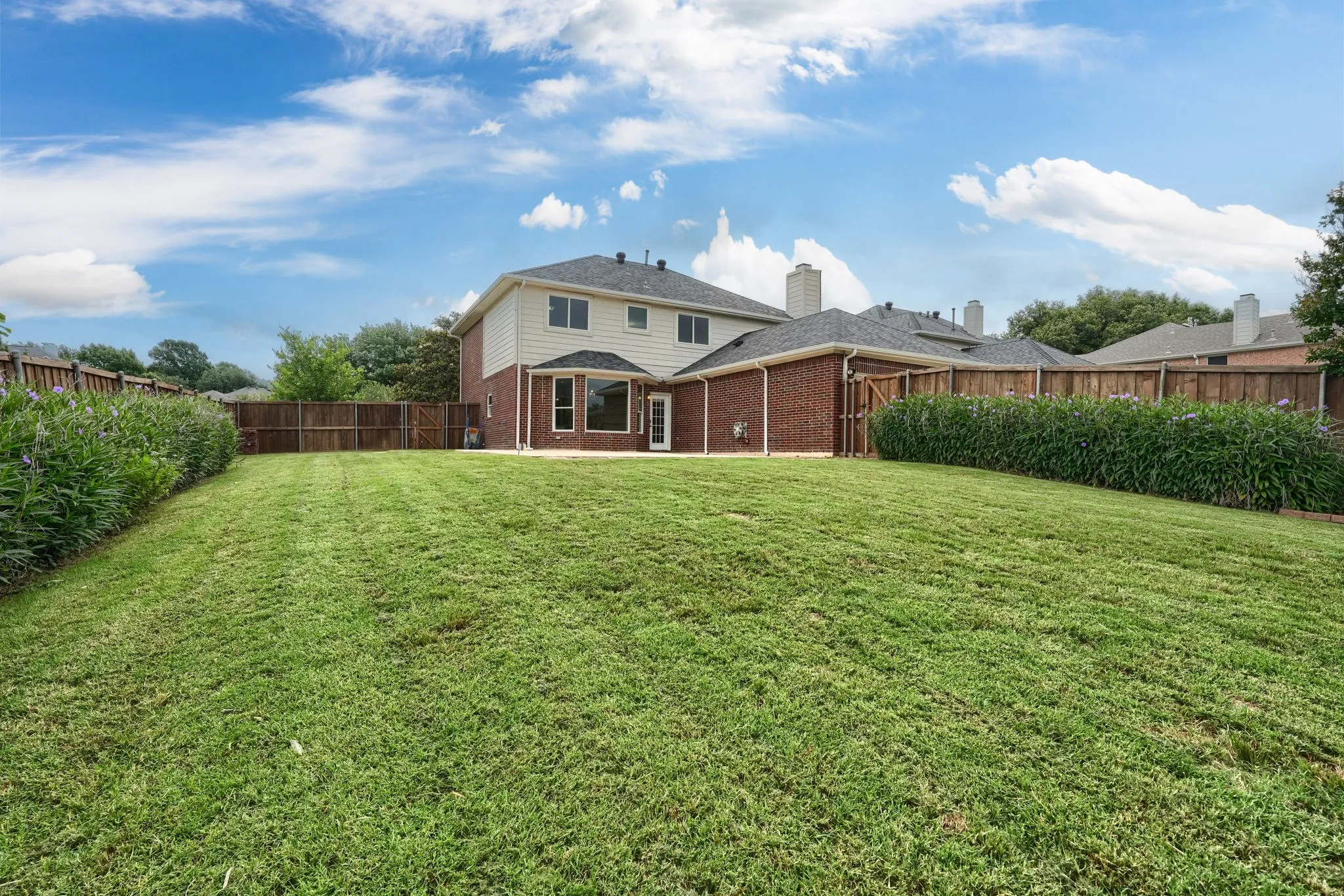 Single Family Residence For Sale in Dallas County , 2309 York Court, Carrollton, Texas 75006, 4 Bedroom, 3 Bathroom, 2 Garage spaces, 2,507 Sqft, built in 1993, Preowned, mls#21105478, Real Estate Agent in Carrollton, Homes For Sale in Dallas county, Homes For Sale in Carrollton, Realtor in Carrollton Texas, Real Estate Brokerage Independent Realty Texas, Luminita Cordes Realtor