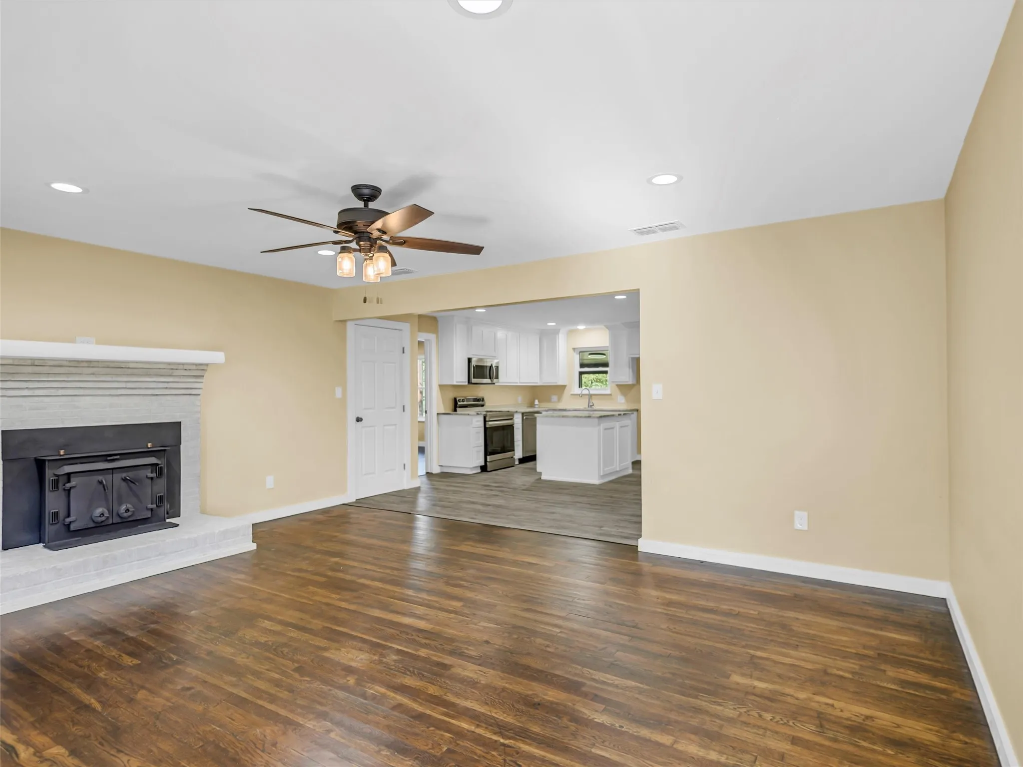 Single Family Residence For Sale in Upshur County , 9086 FM 49, Gilmer, Texas 75644, 3 Bedroom, 2 Bathroom, 1 Garage spaces, 2,200 Sqft, built in 1957, mls#21107200, Real Estate Agent in Gilmer, Homes For Sale in Upshur county, Homes For Sale in Gilmer, Realtor in Gilmer Texas, Real Estate Brokerage Independent Realty Texas, Luminita Cordes Realtor