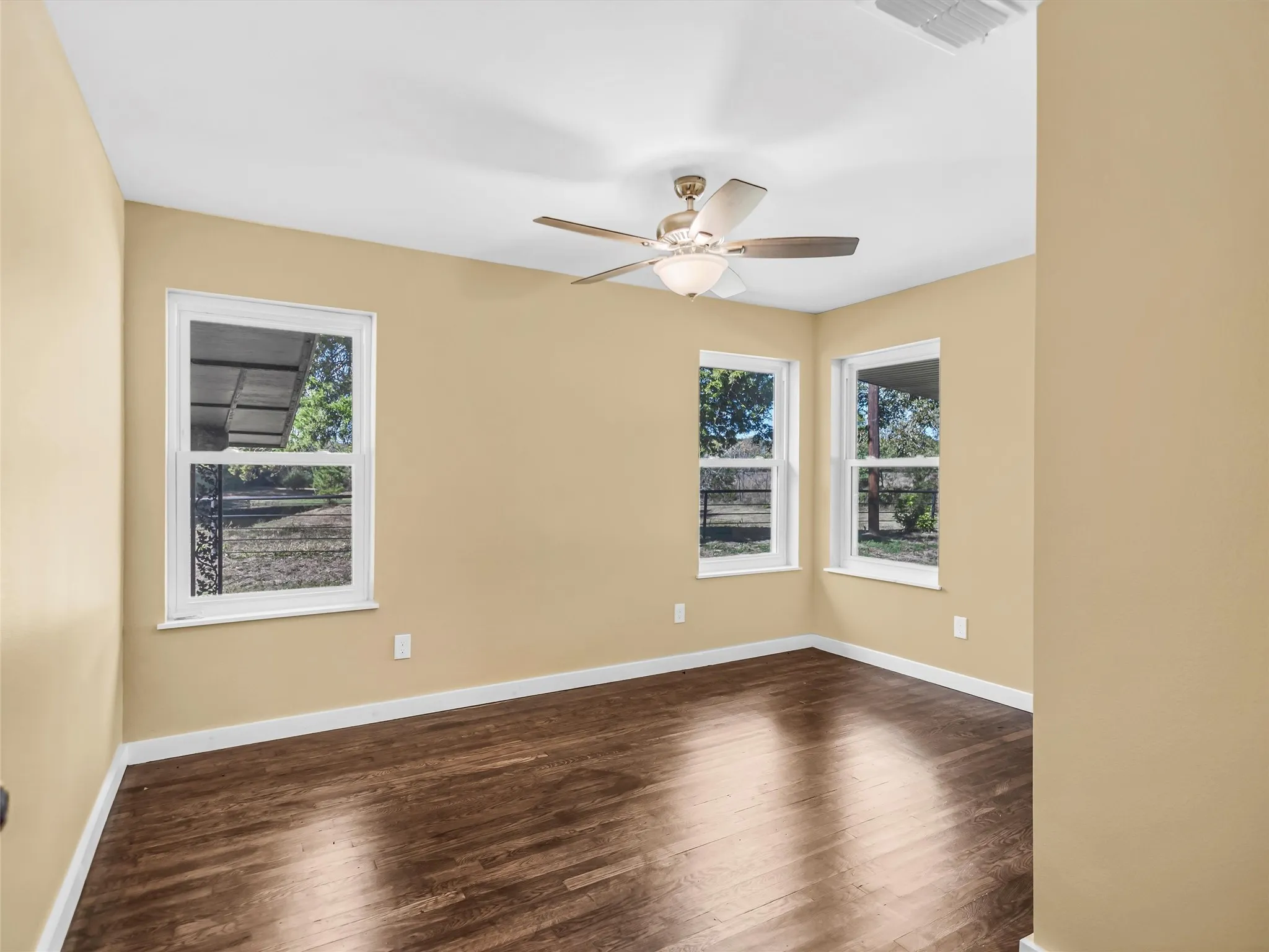 Single Family Residence For Sale in Upshur County , 9086 FM 49, Gilmer, Texas 75644, 3 Bedroom, 2 Bathroom, 1 Garage spaces, 2,200 Sqft, built in 1957, mls#21107200, Real Estate Agent in Gilmer, Homes For Sale in Upshur county, Homes For Sale in Gilmer, Realtor in Gilmer Texas, Real Estate Brokerage Independent Realty Texas, Luminita Cordes Realtor