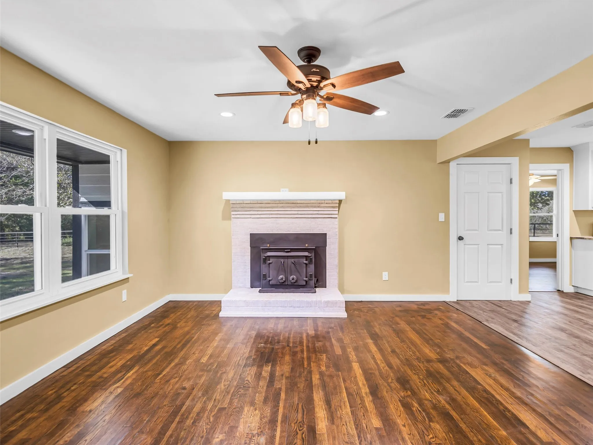 Single Family Residence For Sale in Upshur County , 9086 FM 49, Gilmer, Texas 75644, 3 Bedroom, 2 Bathroom, 1 Garage spaces, 2,200 Sqft, built in 1957, mls#21107200, Real Estate Agent in Gilmer, Homes For Sale in Upshur county, Homes For Sale in Gilmer, Realtor in Gilmer Texas, Real Estate Brokerage Independent Realty Texas, Luminita Cordes Realtor