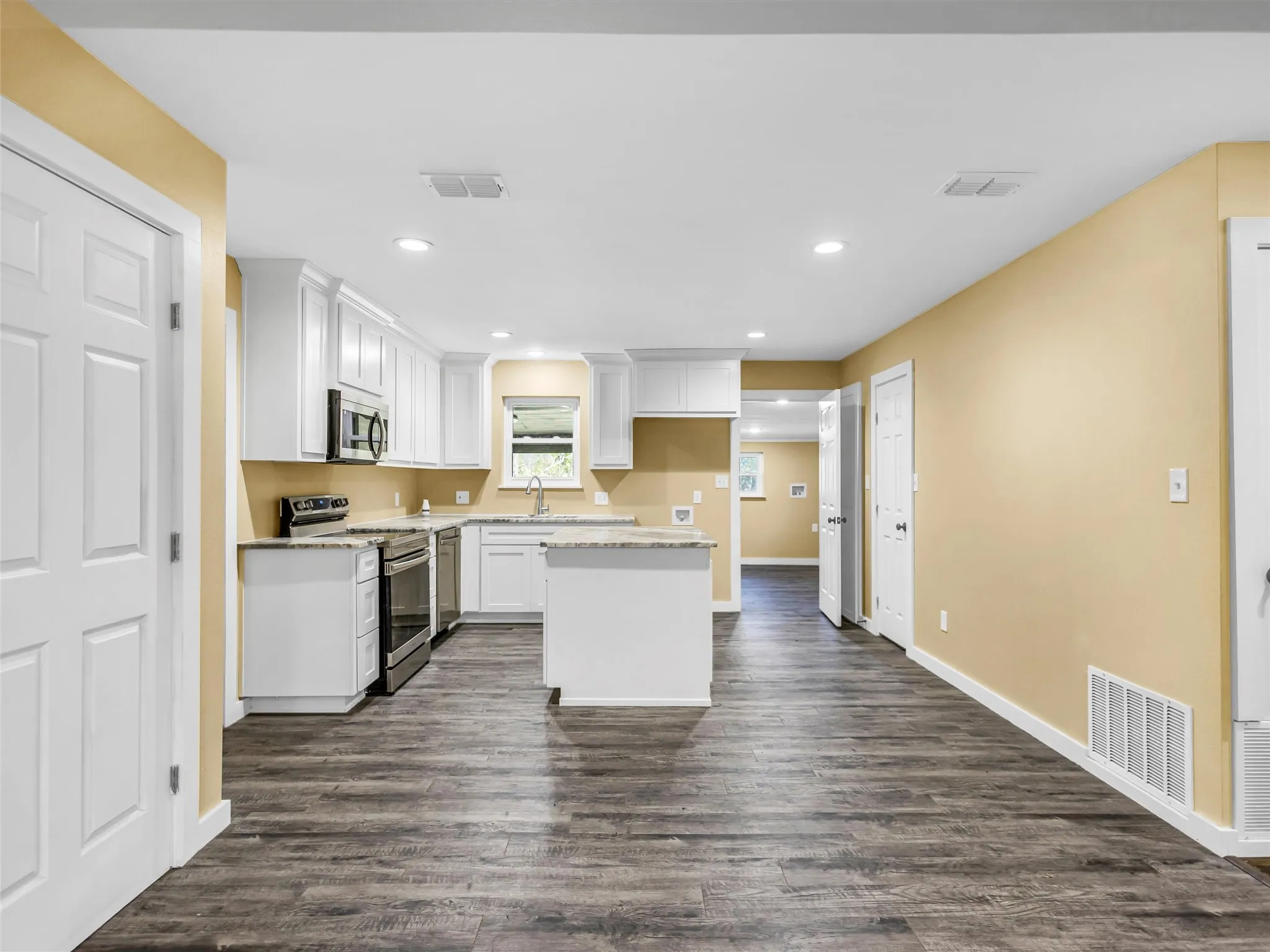 Single Family Residence For Sale in Upshur County , 9086 FM 49, Gilmer, Texas 75644, 3 Bedroom, 2 Bathroom, 1 Garage spaces, 2,200 Sqft, built in 1957, mls#21107200, Real Estate Agent in Gilmer, Homes For Sale in Upshur county, Homes For Sale in Gilmer, Realtor in Gilmer Texas, Real Estate Brokerage Independent Realty Texas, Luminita Cordes Realtor