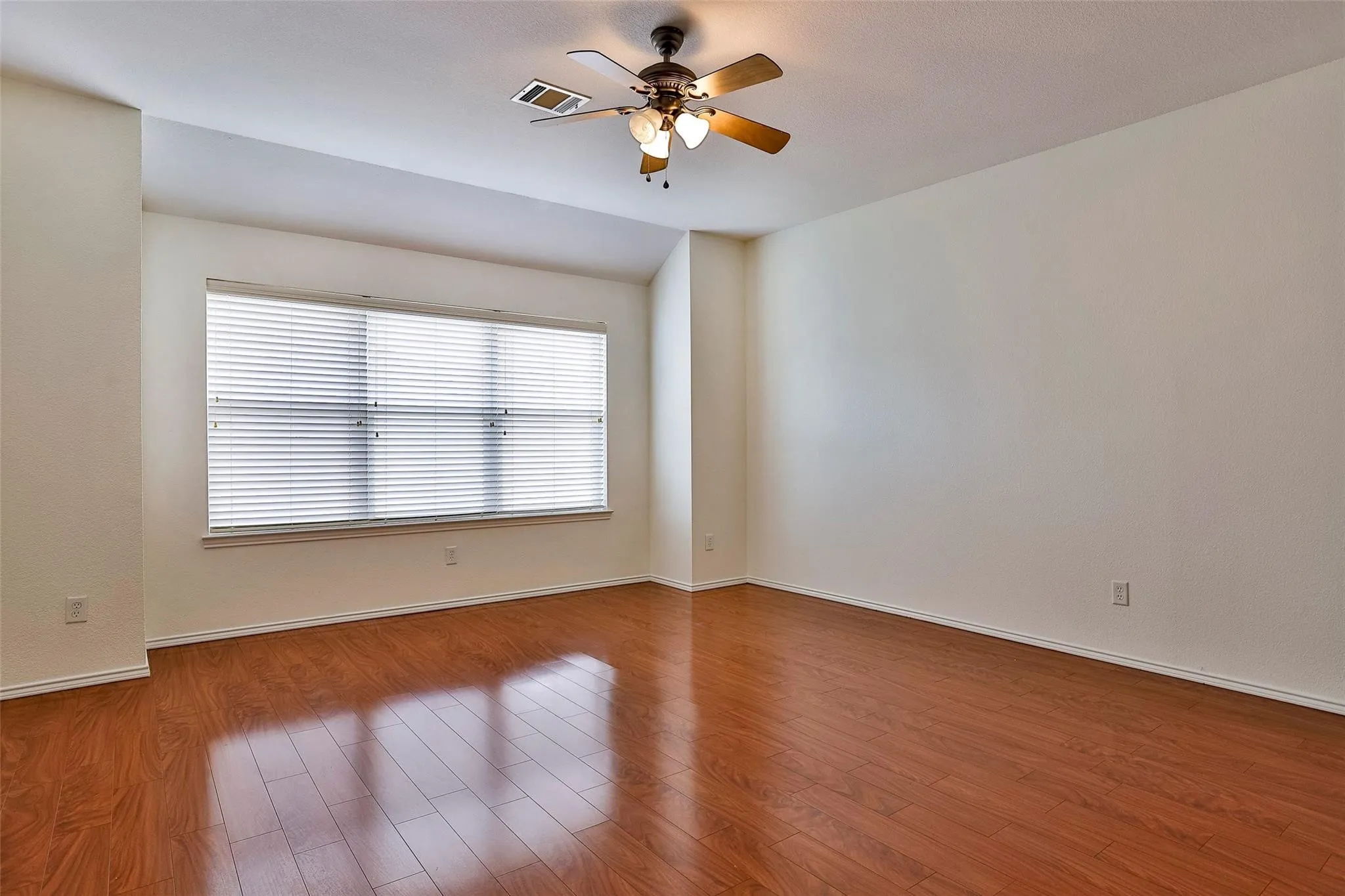 Single Family Residence For Rent in Denton County , 15529 Landing Creek Lane, Fort Worth, Texas 76262, 4 Bedroom, 4 Bathroom, 2 Garage spaces, 3,278 Sqft, built in 2007, mls#21107378, Real Estate Agent in Fort Worth, Homes For Rent in Denton county, Homes For Rent in Fort Worth, Realtor in Fort Worth Texas, Real Estate Brokerage Independent Realty Texas, Luminita Cordes Realtor