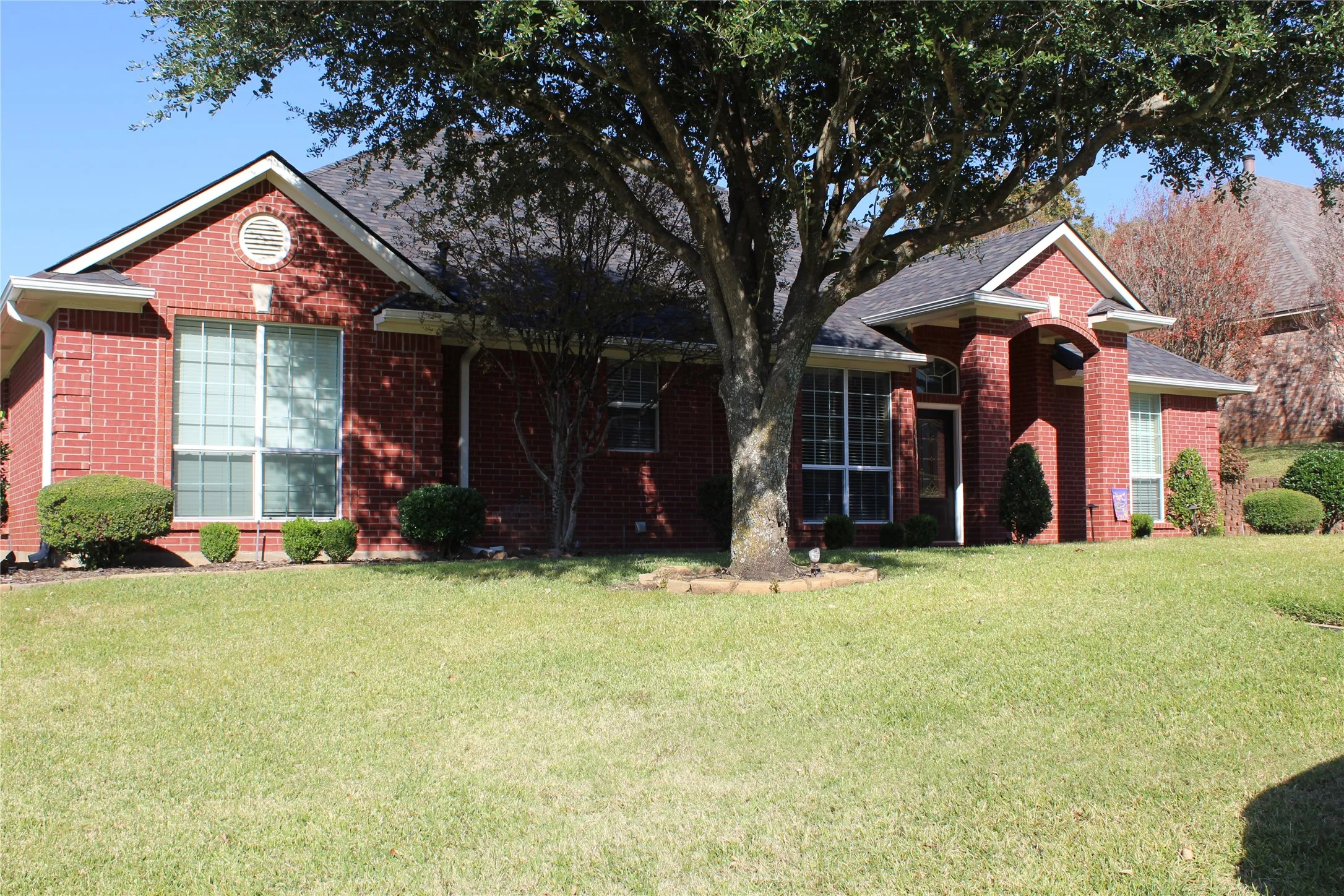 Single Family Residence For Sale in Grayson County , 2131 Deer Run, Denison, Texas 75020, 3 Bedrooms, 2 Bathrooms, 3 Garage spaces, 2,779 Sqft, built in 2000, Price $445,900, mls#21107440, Real Estate Agent in Denison, Homes For Sale in Grayson county, Homes For Sale in Denison, Realtor in Denison Texas, Real Estate Brokerage Independent Realty Texas, Luminita Cordes Realtor