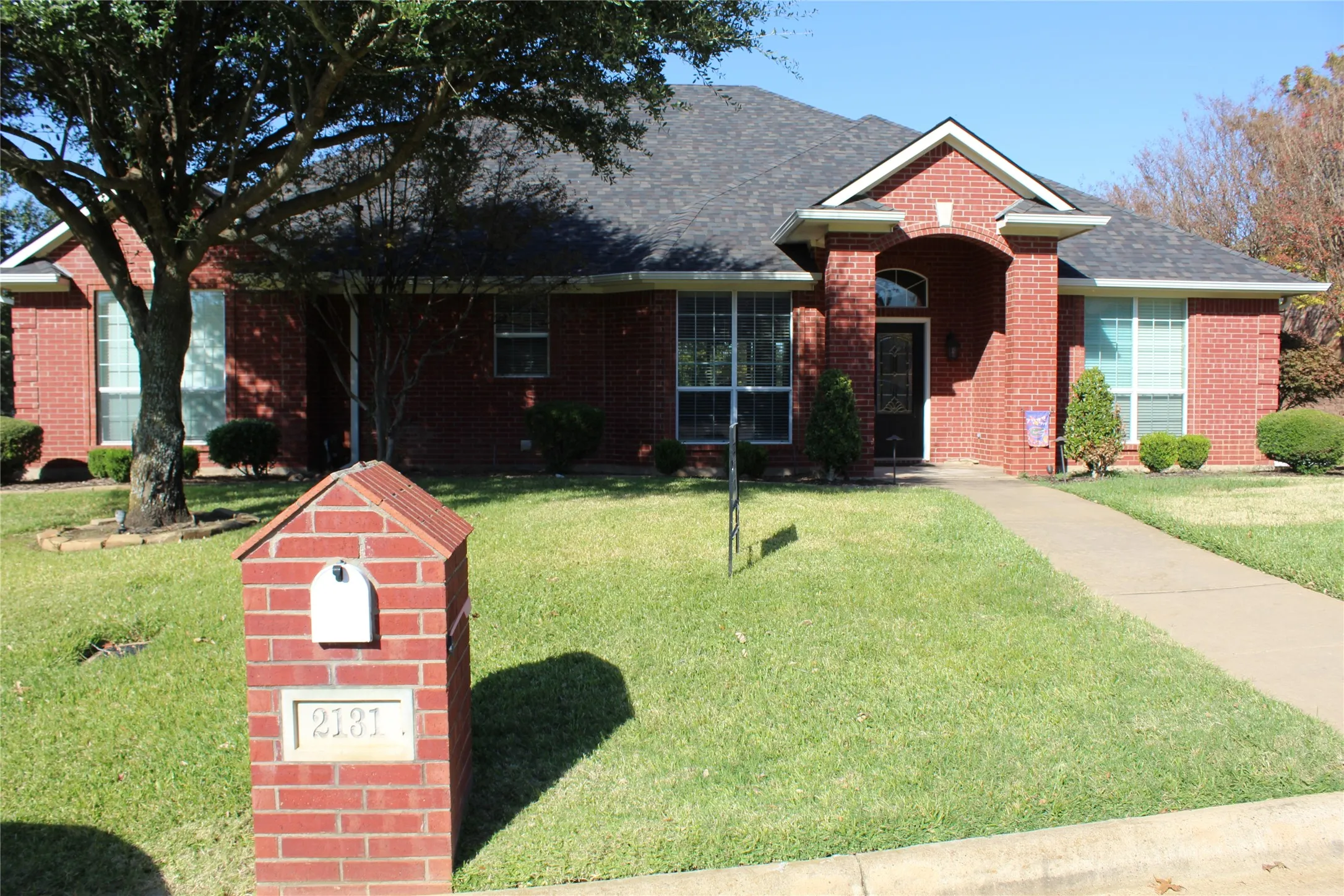 Single Family Residence For Sale in Grayson County , 2131 Deer Run, Denison, Texas 75020, 3 Bedrooms, 2 Bathrooms, 3 Garage spaces, 2,779 Sqft, built in 2000, Price $445,900, mls#21107440, Real Estate Agent in Denison, Homes For Sale in Grayson county, Homes For Sale in Denison, Realtor in Denison Texas, Real Estate Brokerage Independent Realty Texas, Luminita Cordes Realtor