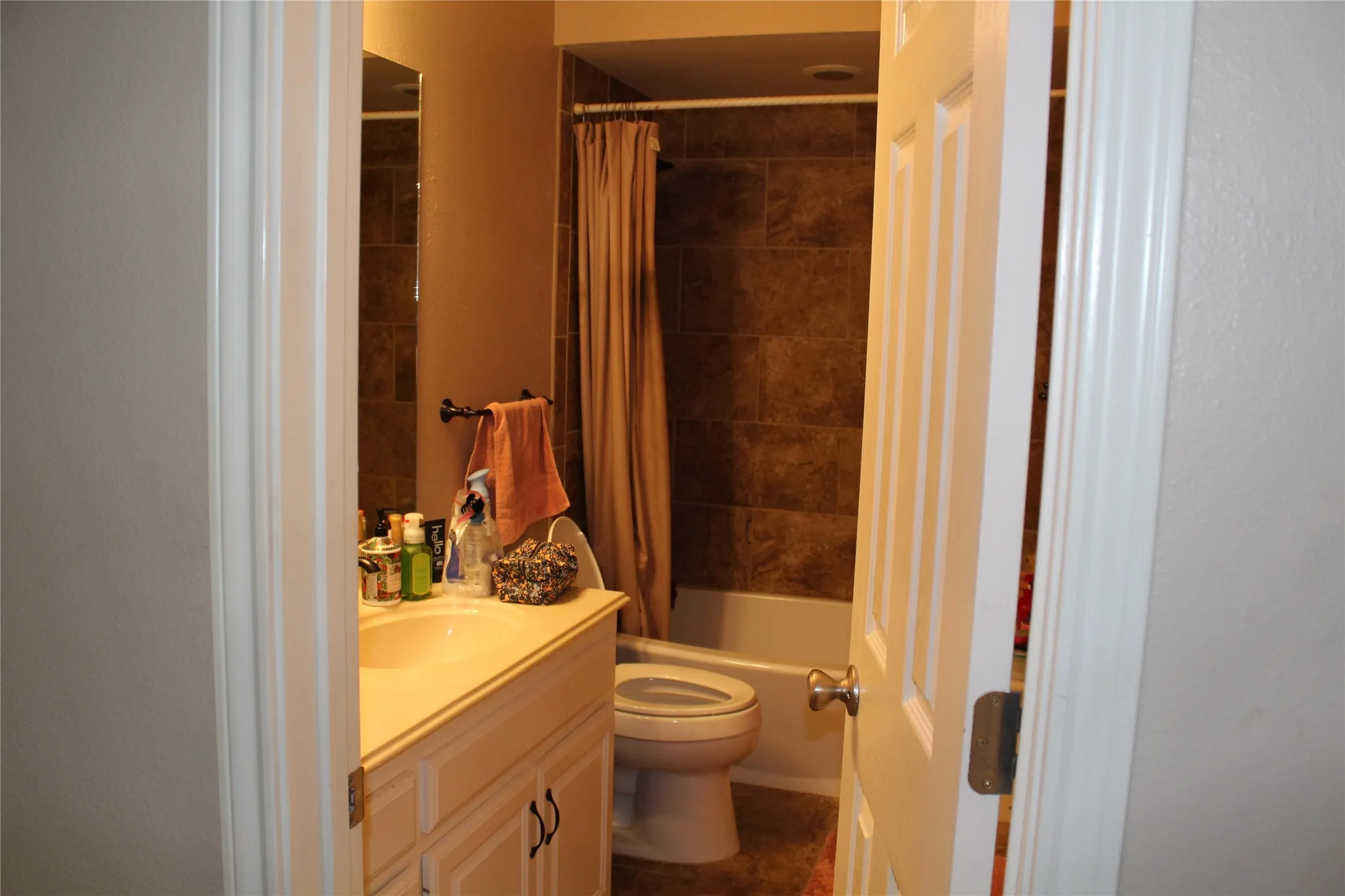 Single Family Residence For Sale in Grayson County , 2131 Deer Run, Denison, Texas 75020, 3 Bedrooms, 2 Bathrooms, 3 Garage spaces, 2,779 Sqft, built in 2000, Price $445,900, mls#21107440, Real Estate Agent in Denison, Homes For Sale in Grayson county, Homes For Sale in Denison, Realtor in Denison Texas, Real Estate Brokerage Independent Realty Texas, Luminita Cordes Realtor