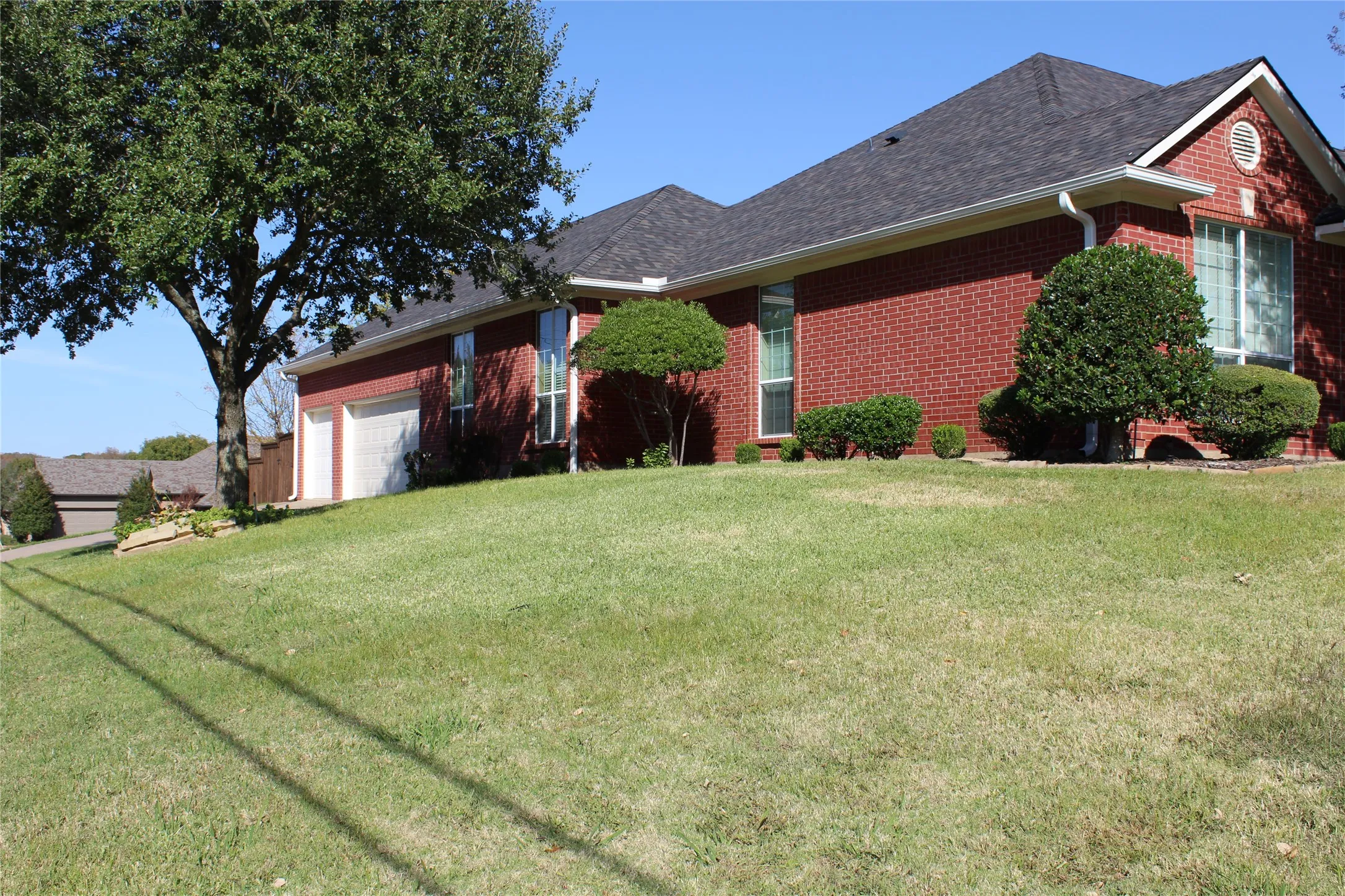 Single Family Residence For Sale in Grayson County , 2131 Deer Run, Denison, Texas 75020, 3 Bedrooms, 2 Bathrooms, 3 Garage spaces, 2,779 Sqft, built in 2000, Price $445,900, mls#21107440, Real Estate Agent in Denison, Homes For Sale in Grayson county, Homes For Sale in Denison, Realtor in Denison Texas, Real Estate Brokerage Independent Realty Texas, Luminita Cordes Realtor