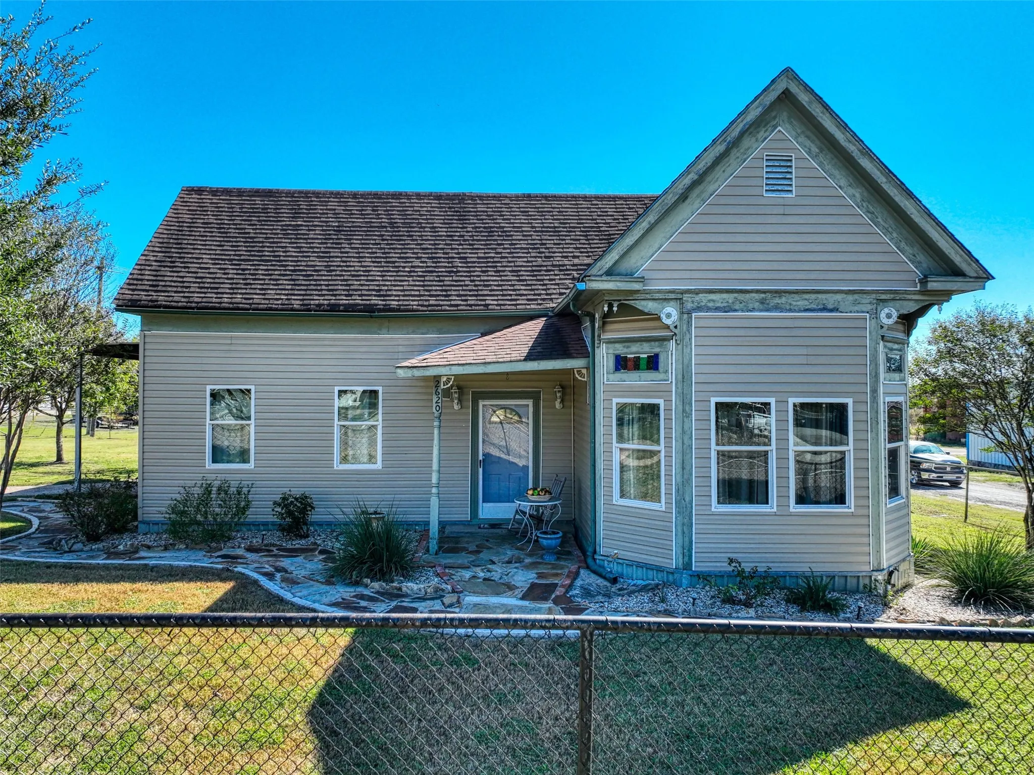 Single Family Residence For Sale in Falls County , 2620 State Highway 7, Chilton, Texas 76632, 2 Bedroom, 2 Bathroom, Garage spaces, 1,451 Sqft, built in 1910, Preowned, mls#21107488, Real Estate Agent in Chilton, Homes For Sale in Falls county, Homes For Sale in Chilton, Realtor in Chilton Texas, Real Estate Brokerage Independent Realty Texas, Luminita Cordes Realtor
