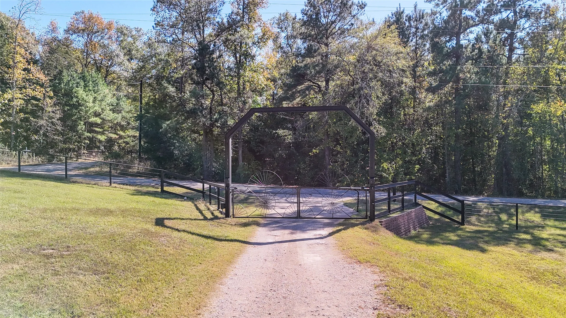 Single Family Residence For Sale in Smith County , 22233 County Road 223, Arp, Texas 75750, 4 Bedrooms, 3 Bathrooms, Garage spaces, 2,468 Sqft, built in 1998, Preowned, Price $675,000, mls#21107871, Real Estate Agent in Arp, Homes For Sale in Smith county, Homes For Sale in Arp, Realtor in Arp Texas, Real Estate Brokerage Independent Realty Texas, Luminita Cordes Realtor