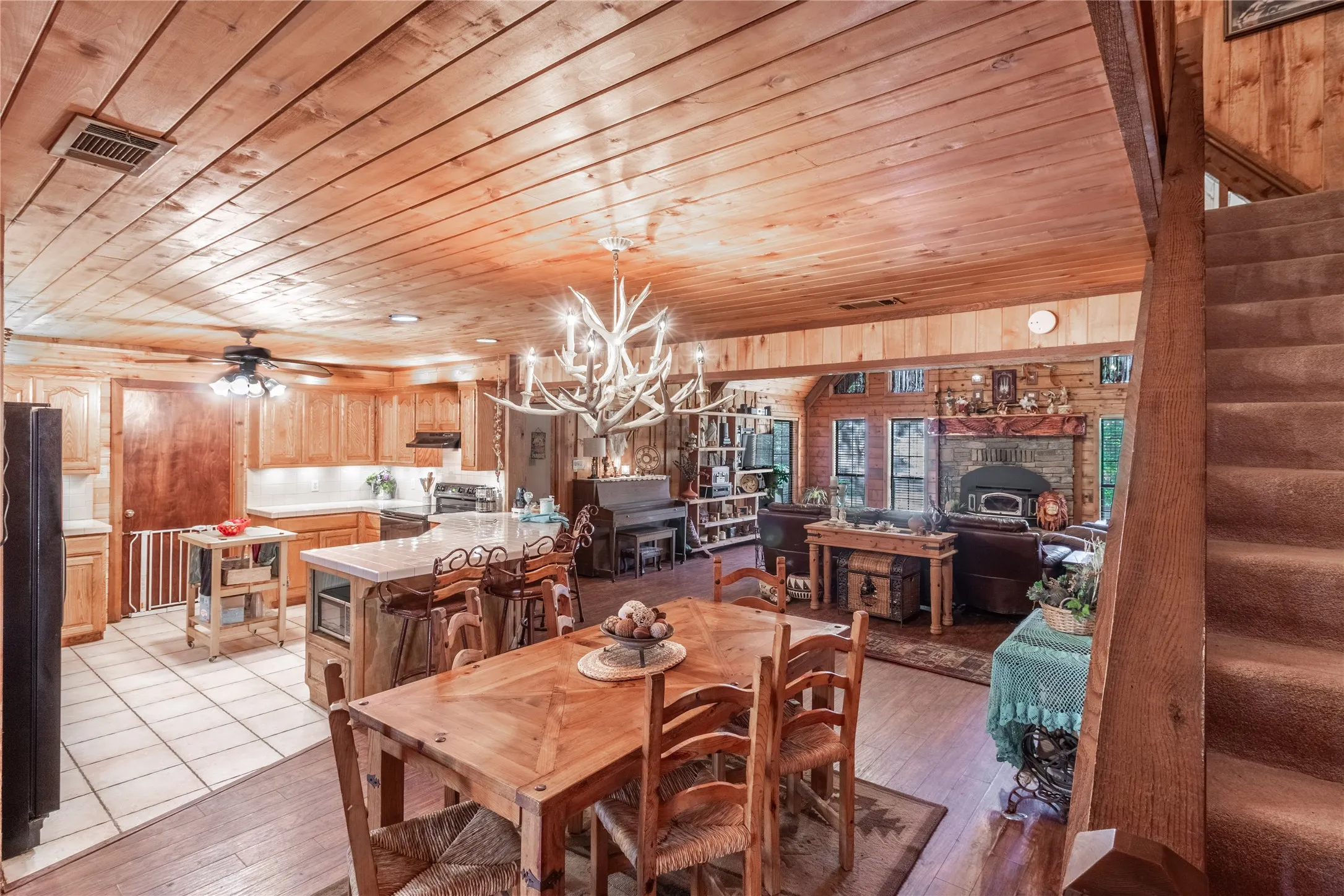 Single Family Residence For Sale in Smith County , 22233 County Road 223, Arp, Texas 75750, 4 Bedrooms, 3 Bathrooms, Garage spaces, 2,468 Sqft, built in 1998, Preowned, Price $675,000, mls#21107871, Real Estate Agent in Arp, Homes For Sale in Smith county, Homes For Sale in Arp, Realtor in Arp Texas, Real Estate Brokerage Independent Realty Texas, Luminita Cordes Realtor