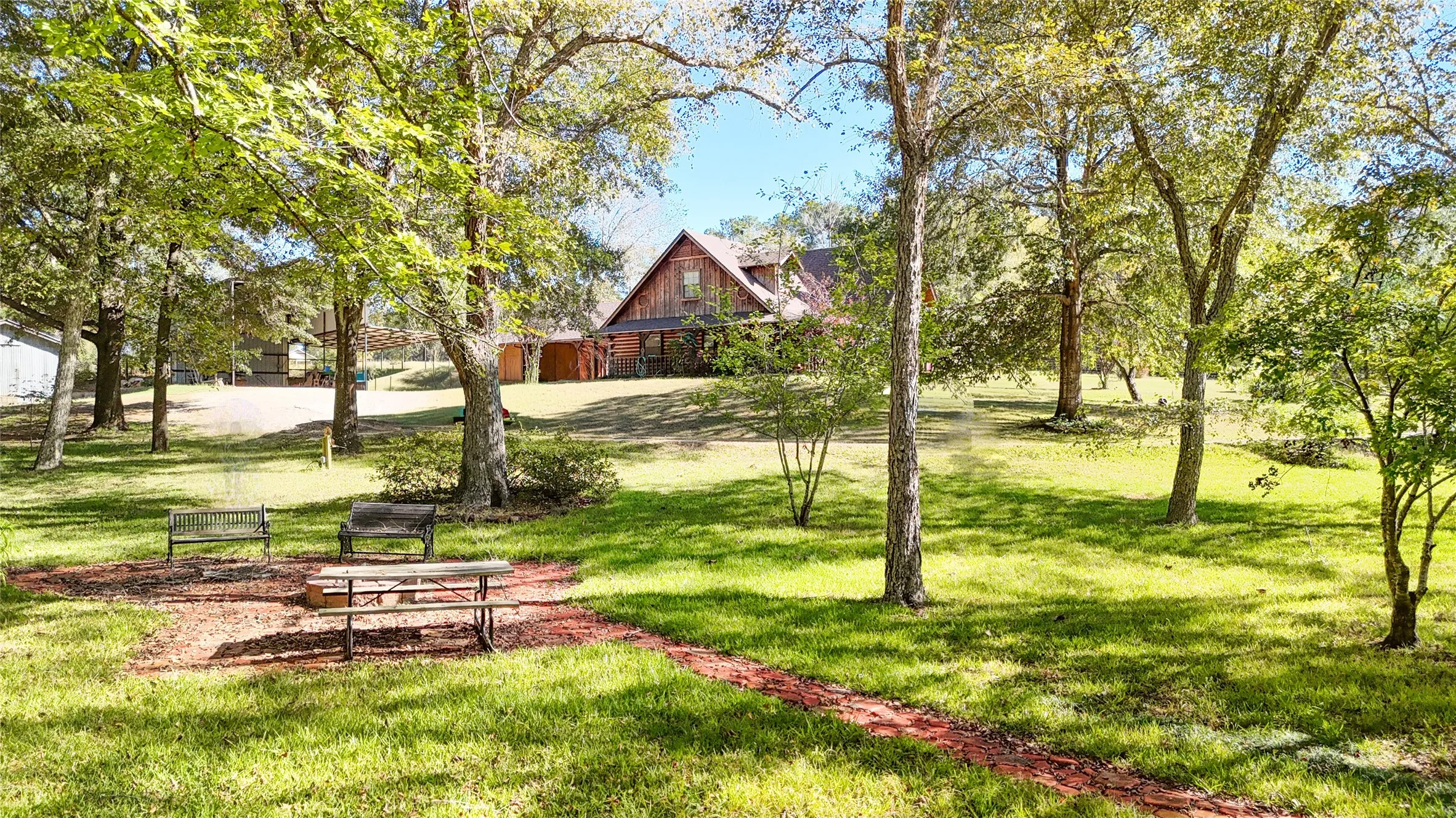 Single Family Residence For Sale in Smith County , 22233 County Road 223, Arp, Texas 75750, 4 Bedrooms, 3 Bathrooms, Garage spaces, 2,468 Sqft, built in 1998, Preowned, Price $675,000, mls#21107871, Real Estate Agent in Arp, Homes For Sale in Smith county, Homes For Sale in Arp, Realtor in Arp Texas, Real Estate Brokerage Independent Realty Texas, Luminita Cordes Realtor