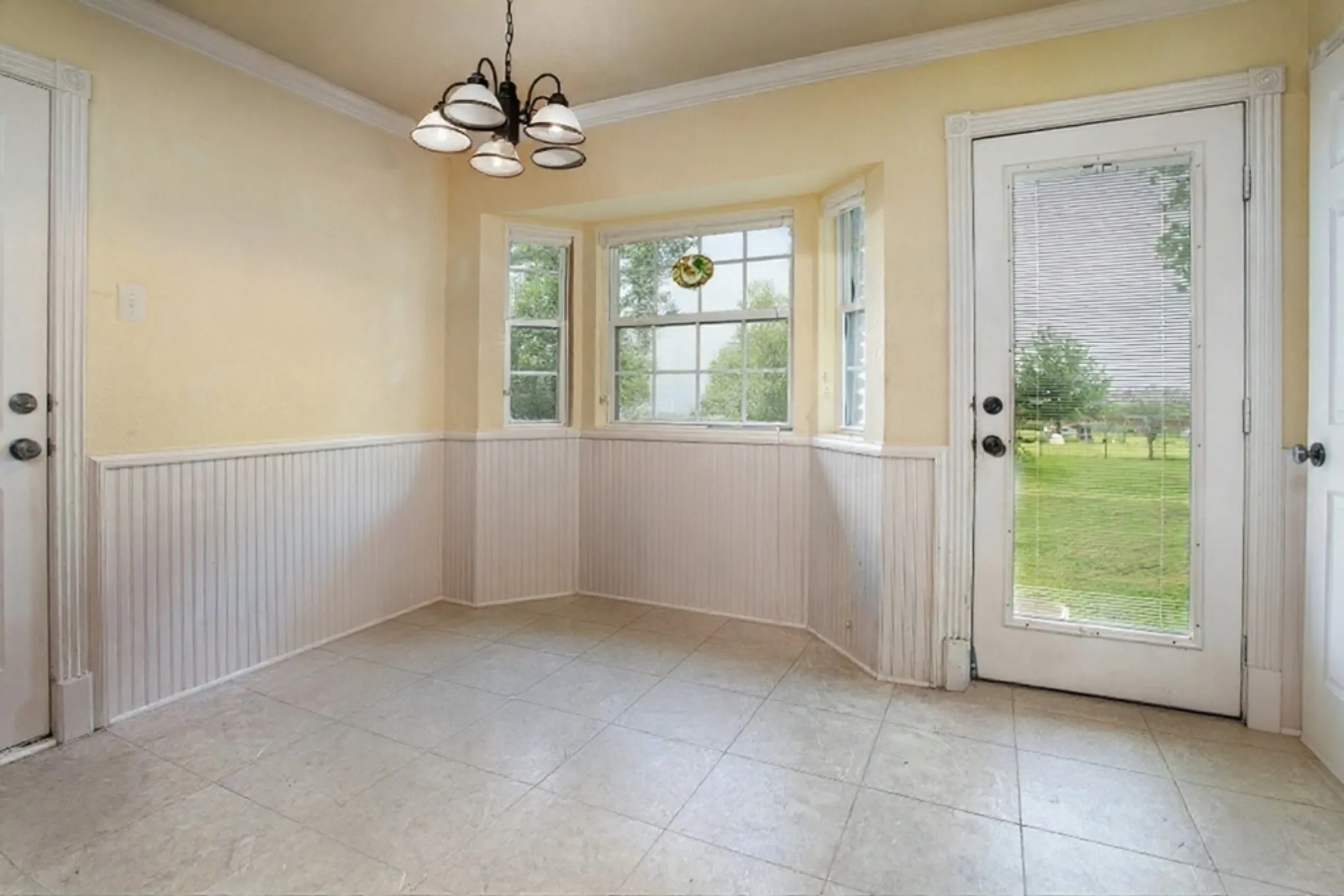 Furniture has been virtually removed.