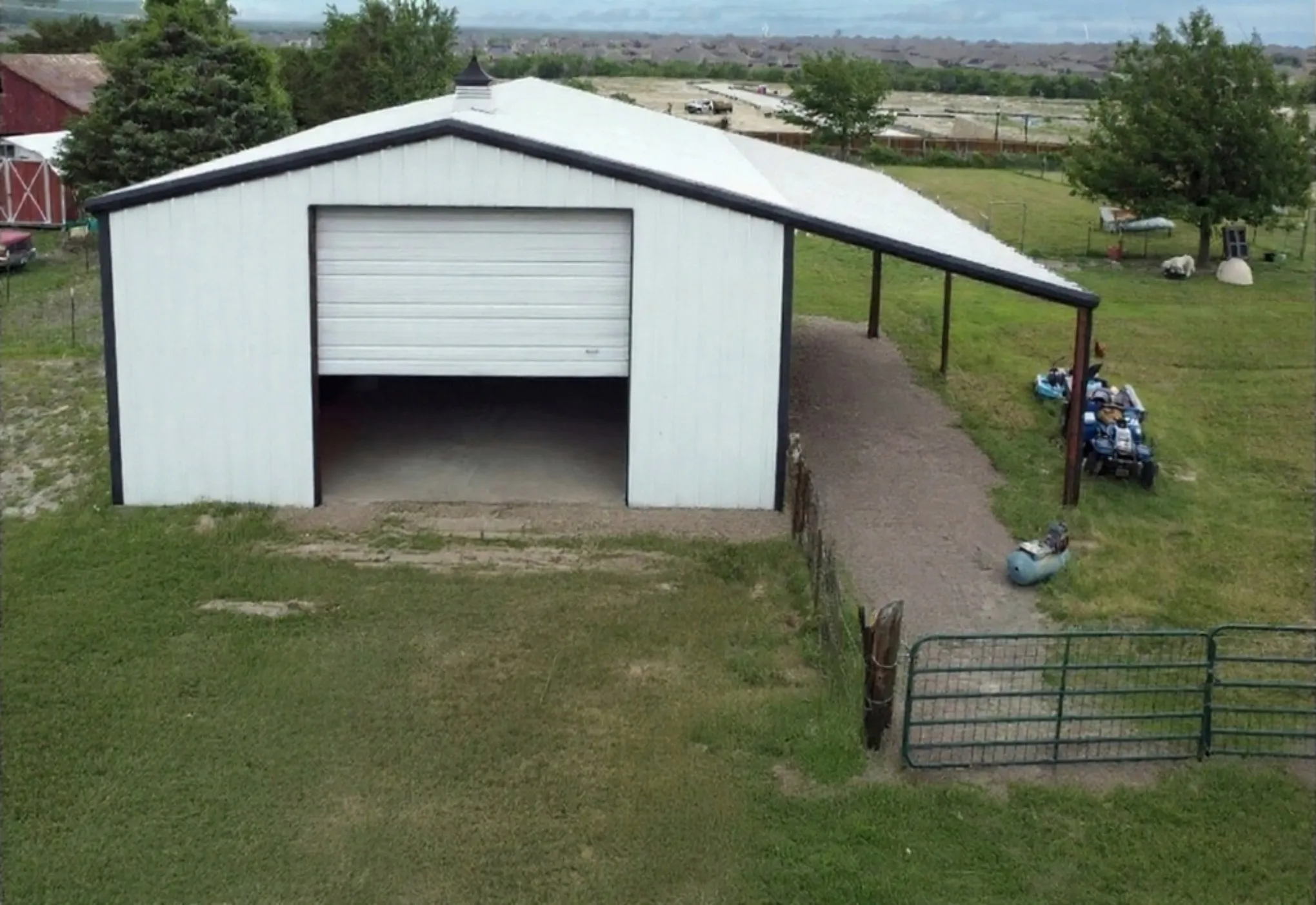 Single Family Residence For Sale in Rockwall County , 1801 W Holiday, Fate, Texas 75087, 3 Bedroom, 3 Bathroom, 2 Garage spaces, 2,430 Sqft, built in 1975, mls#21107942, Real Estate Agent in Fate, Homes For Sale in Rockwall county, Homes For Sale in Fate, Realtor in Fate Texas, Real Estate Brokerage Independent Realty Texas, Luminita Cordes Realtor