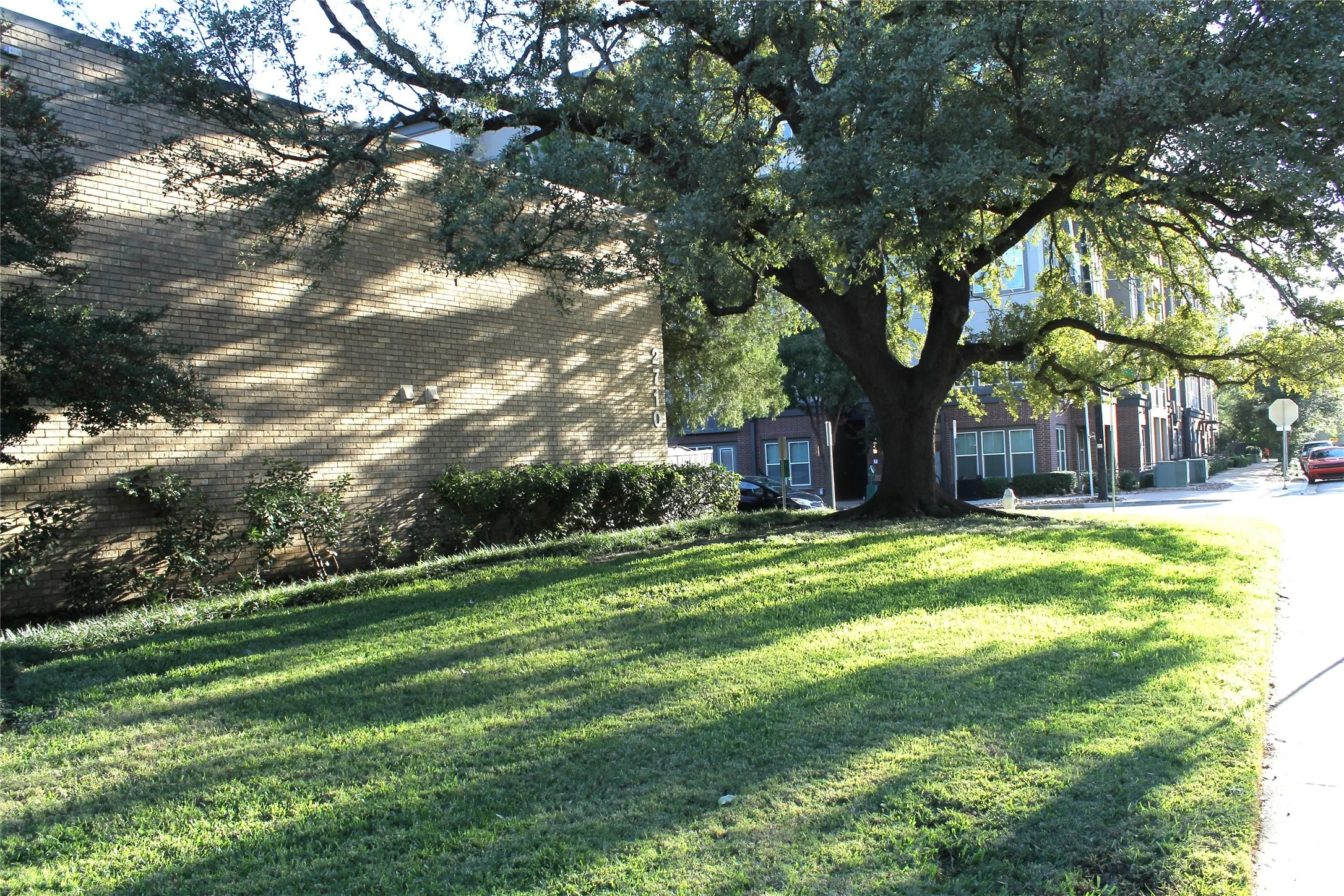 Condominium For Sale in Dallas County , 2702 Douglas Avenue 106, Dallas, Texas 75219, 1 Bedroom, 1 Bathroom, Garage spaces, 705 Sqft, built in 1966, Preowned, Price $171,000, mls#21108164, Real Estate Agent in Dallas, Homes For Sale in Dallas county, Homes For Sale in Dallas, Realtor in Dallas Texas, Real Estate Brokerage Independent Realty Texas, Luminita Cordes Realtor