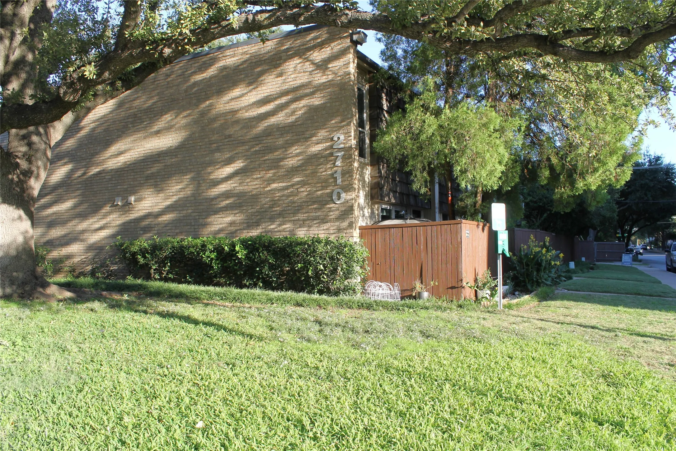 Condominium For Sale in Dallas County , 2702 Douglas Avenue 106, Dallas, Texas 75219, 1 Bedroom, 1 Bathroom, Garage spaces, 705 Sqft, built in 1966, Preowned, Price $171,000, mls#21108164, Real Estate Agent in Dallas, Homes For Sale in Dallas county, Homes For Sale in Dallas, Realtor in Dallas Texas, Real Estate Brokerage Independent Realty Texas, Luminita Cordes Realtor