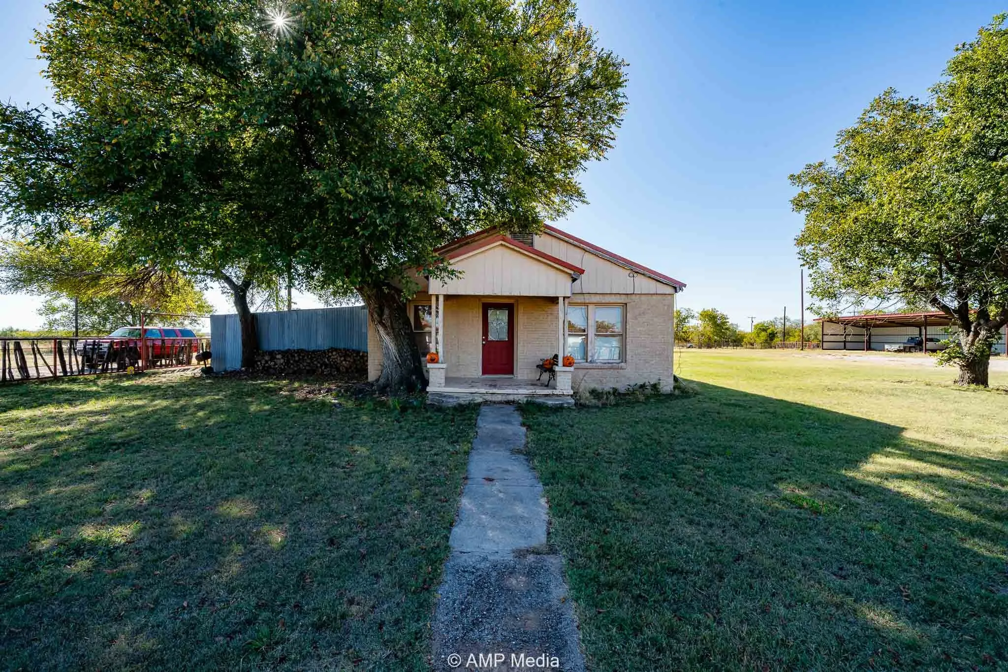 Single Family Residence For Sale in Throckmorton County , 507 E Chestnut, Throckmorton, Texas 76483, 2 Bedroom, 1 Bathroom, 3 Garage spaces, 992 Sqft, built in 1965, Preowned, Price $100,000, mls#21102160, Real Estate Agent in Throckmorton, Homes For Sale in Throckmorton county, Homes For Sale in Throckmorton, Realtor in Throckmorton Texas, Real Estate Brokerage Independent Realty Texas, Luminita Cordes Realtor